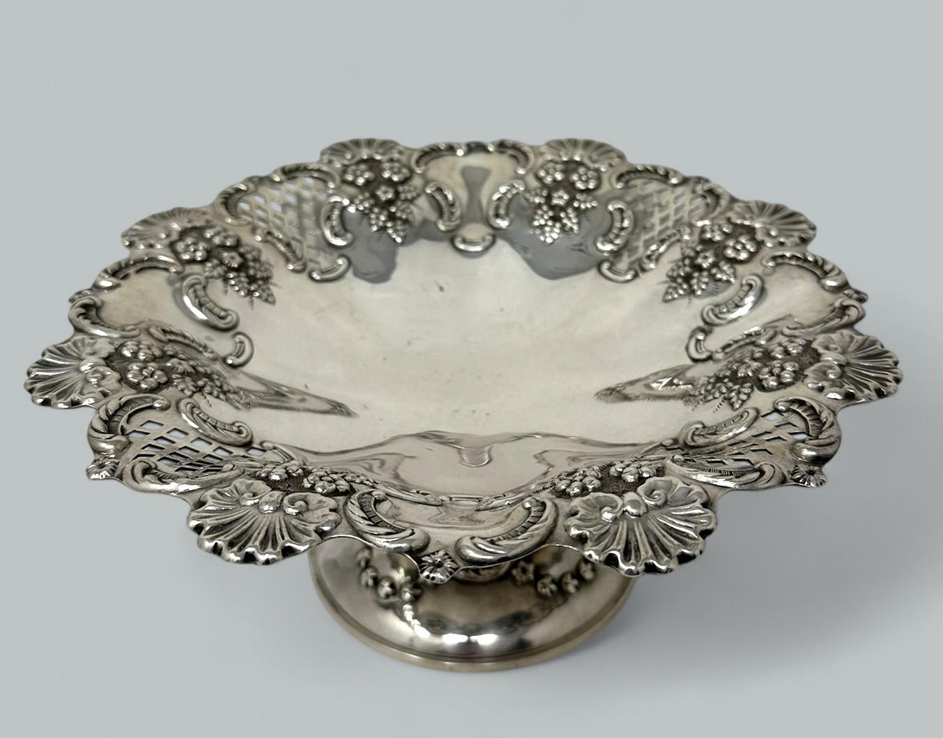 Antique Victorian English Silver Plated Tazza Compot Centerpiece Elkington & Co In Good Condition In Dublin, Ireland