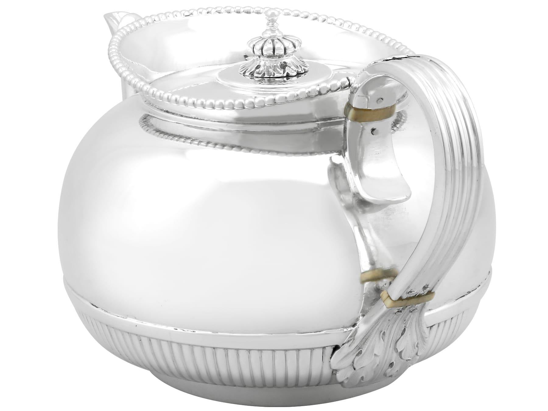 Excepcional, fina e impresionante tetera antigua victoriana inglesa de plata de ley para soltero; una adición a nuestra colección de tetería de plata.

Esta excepcional tetera victoriana antigua, de plata de ley, tiene forma circular redondeada.

El