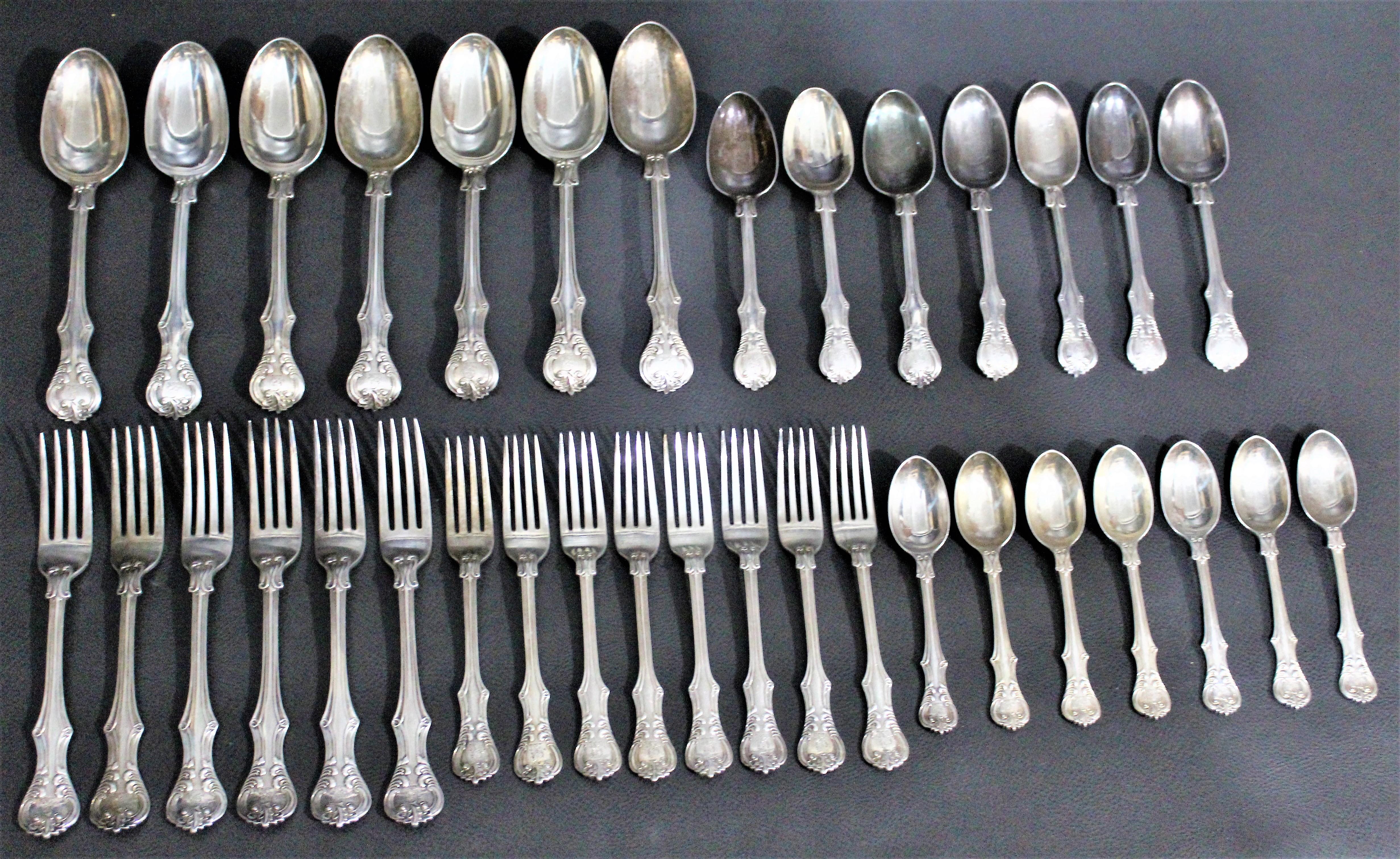 Un total de 35 piezas de cubertería inglesa de plata de ley de principios de la época victoriana de George Adams, Londres, fechadas en 1878 con un diseño muy poco común. Decoradas con ornamentos y de composición sustancial, estas piezas se ofrecen