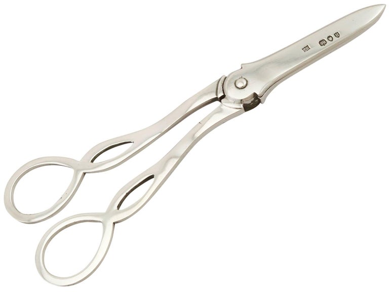 Antique Victorian English Sterling Silver Grape Scissors In Excellent Condition For Sale In Jesmond, Newcastle Upon Tyne