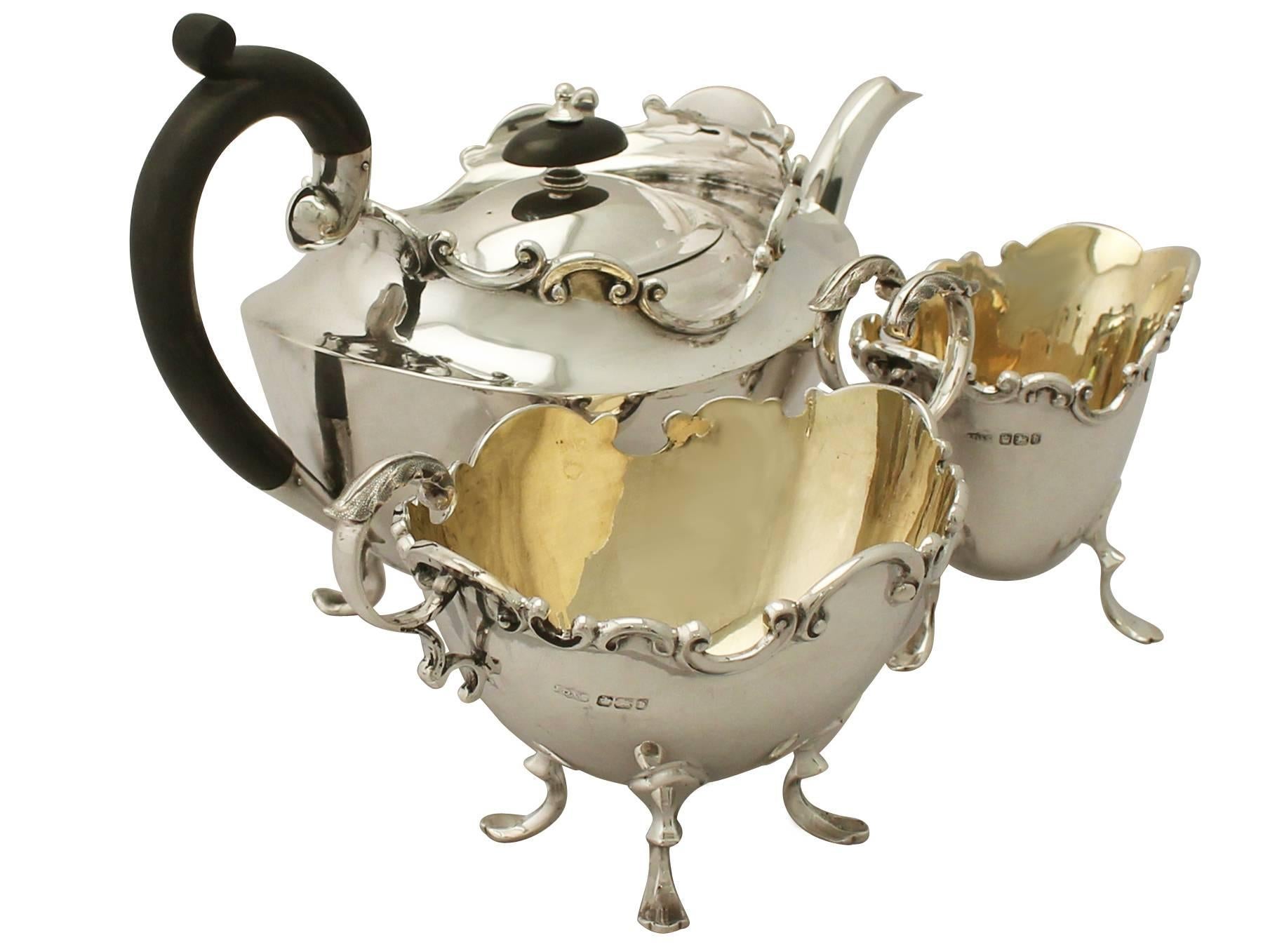 Antique Victorian English Sterling Silver Three-Piece Tea Service In Excellent Condition In Jesmond, Newcastle Upon Tyne