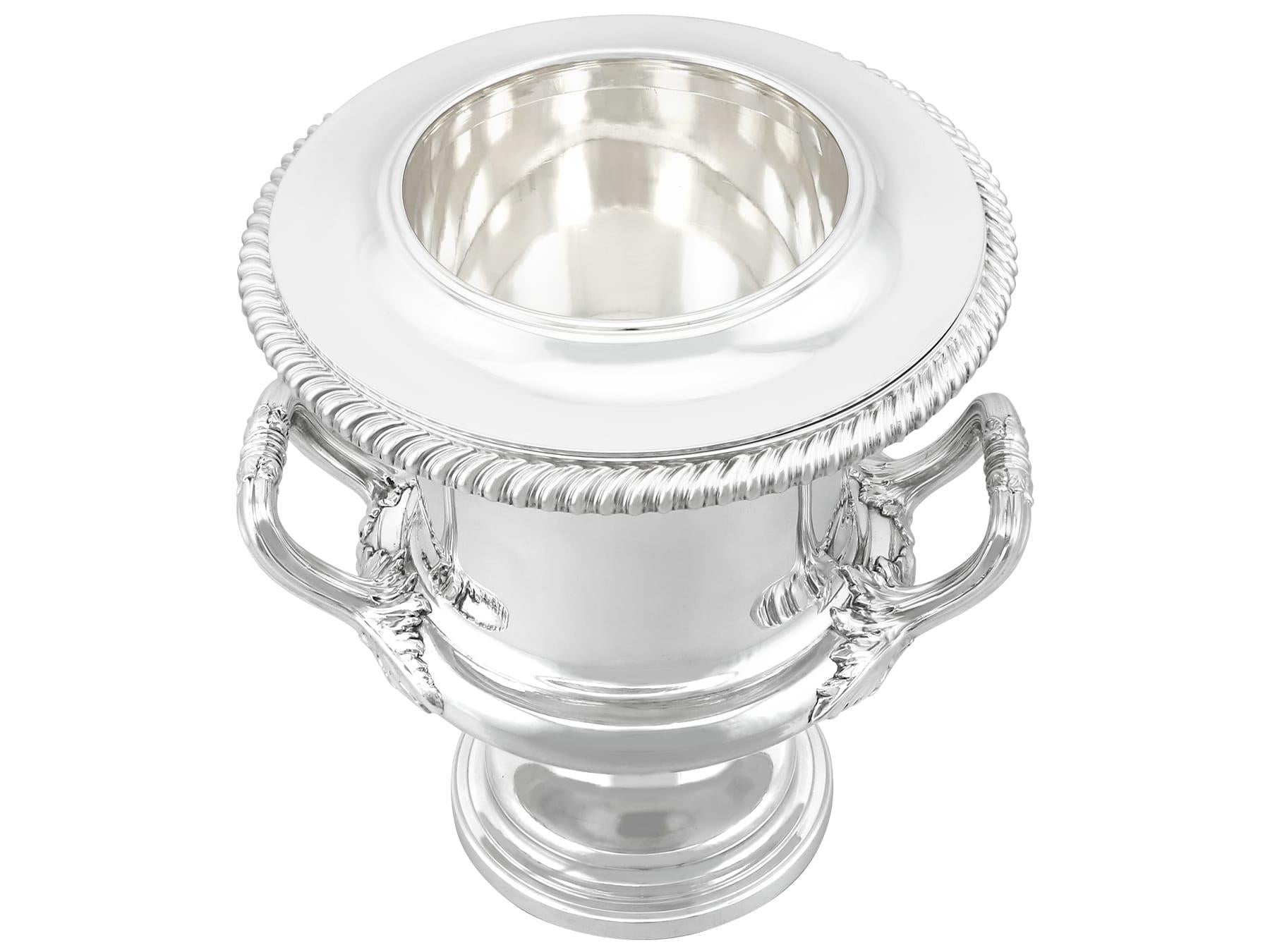 Un exceptionnel, fin et impressionnant refroidisseur à vin anglais victorien en argent sterling ; un ajout à notre collection d'argenterie ancienne liée au vin et aux boissons.

Cet exceptionnel refroidisseur à vin victorien en argent sterling