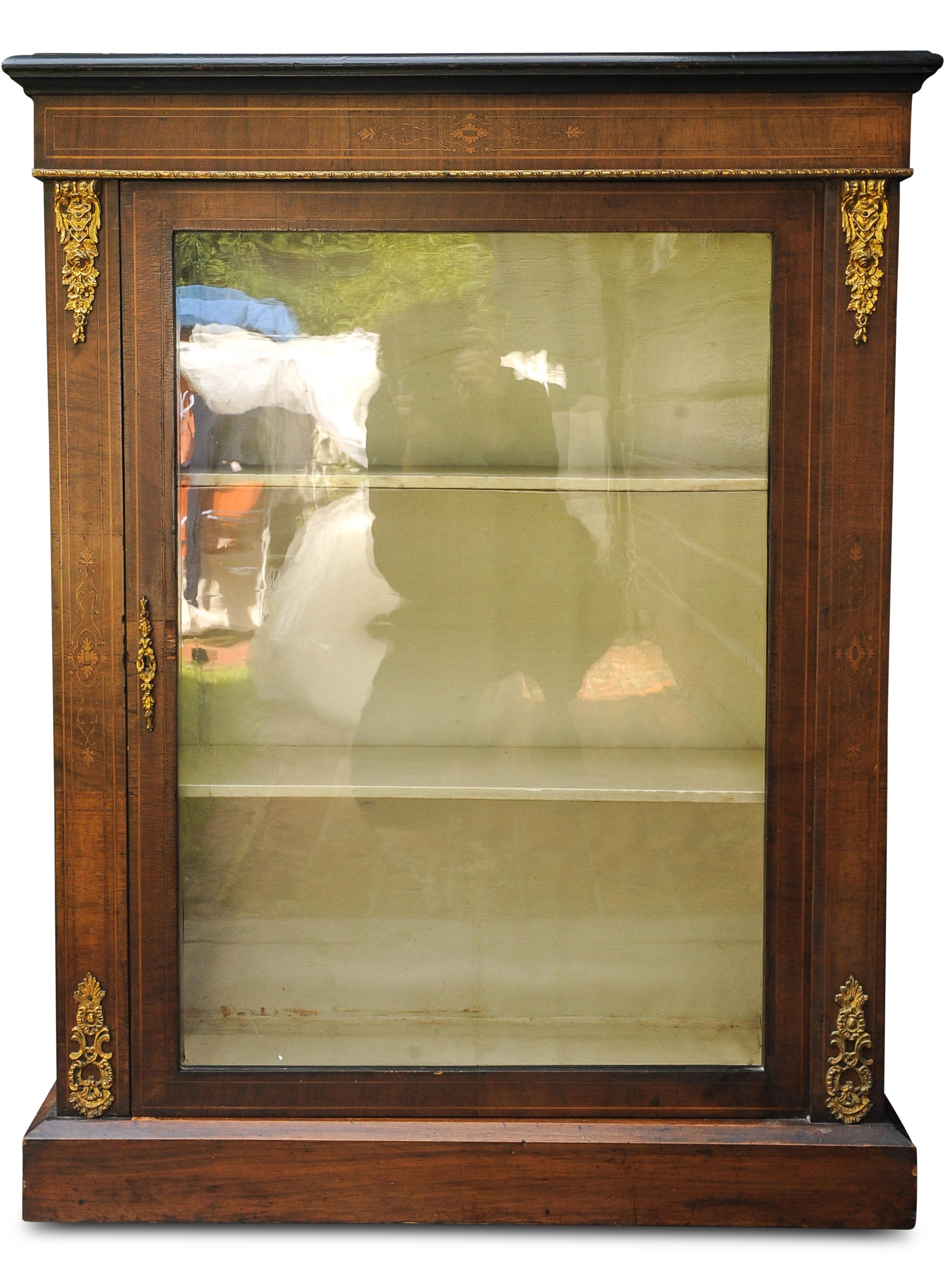 Antiguo armario victoriano inglés de muelle de nogal, madera satinada y ormolu esmaltado dorado en venta 4