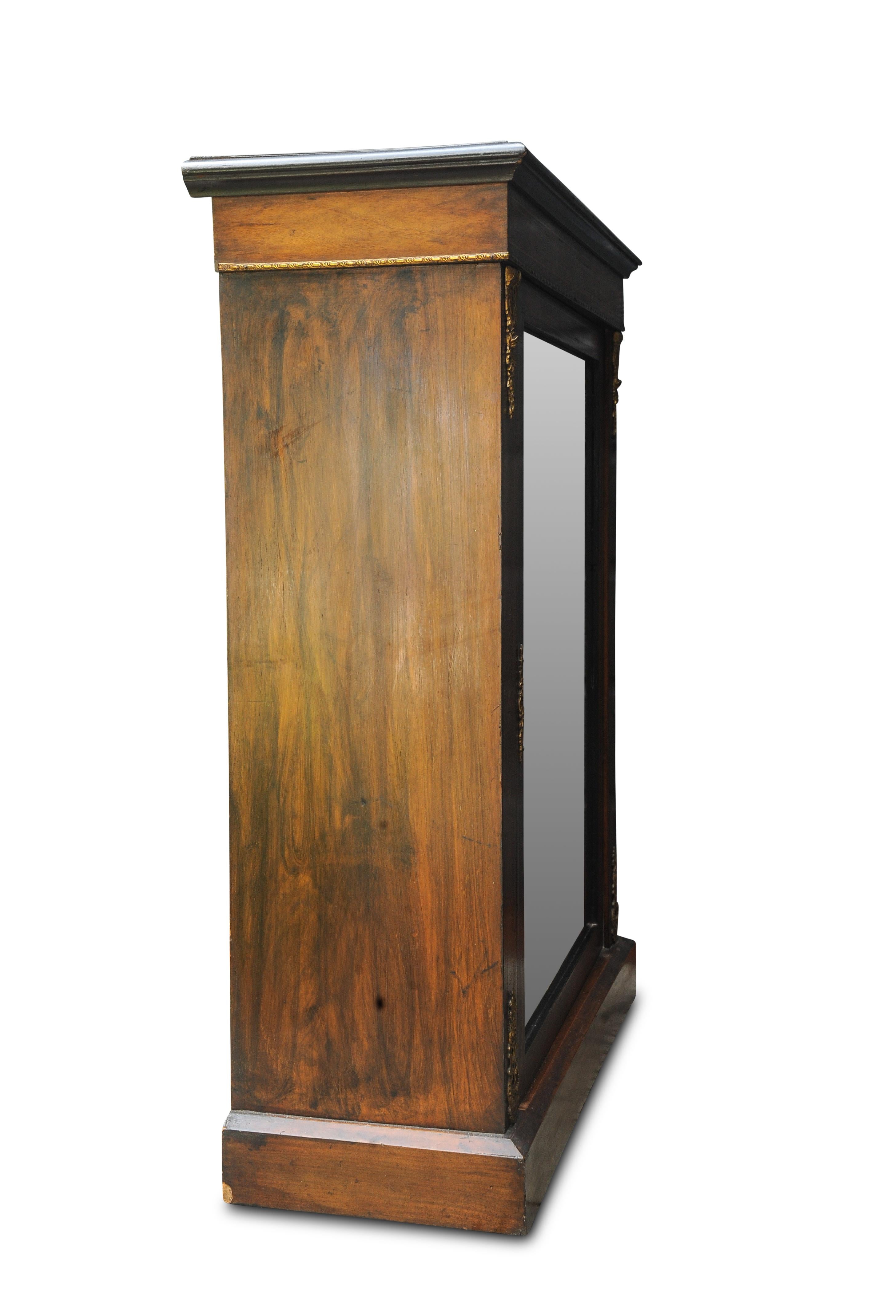 Antiguo armario victoriano inglés de muelle de nogal, madera satinada y ormolu esmaltado dorado Vidrio en venta