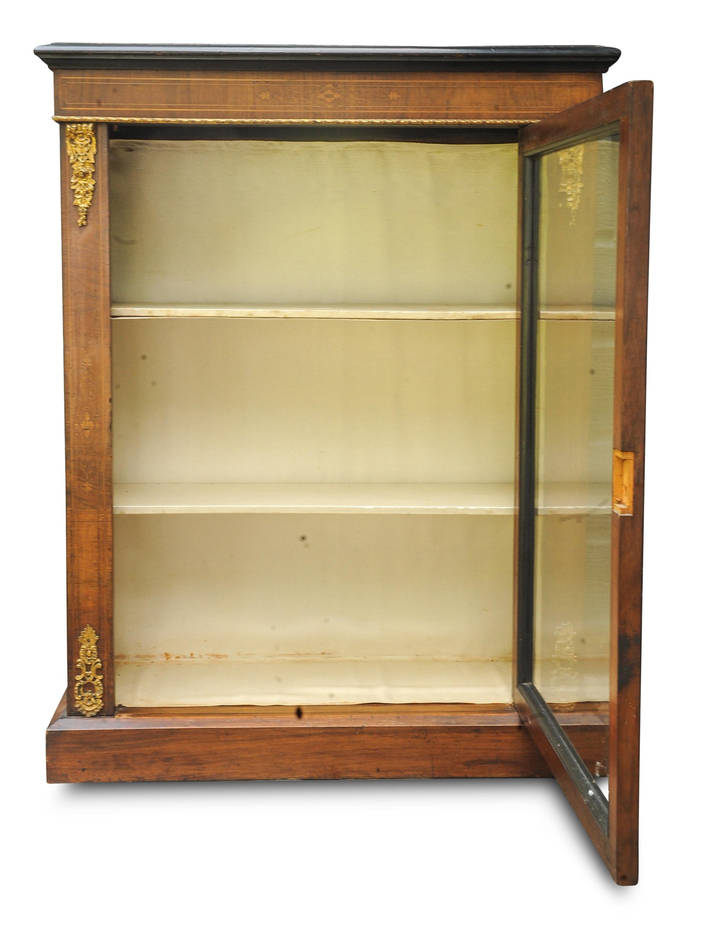 Antiguo armario victoriano inglés de muelle de nogal, madera satinada y ormolu esmaltado dorado siglo XIX en venta