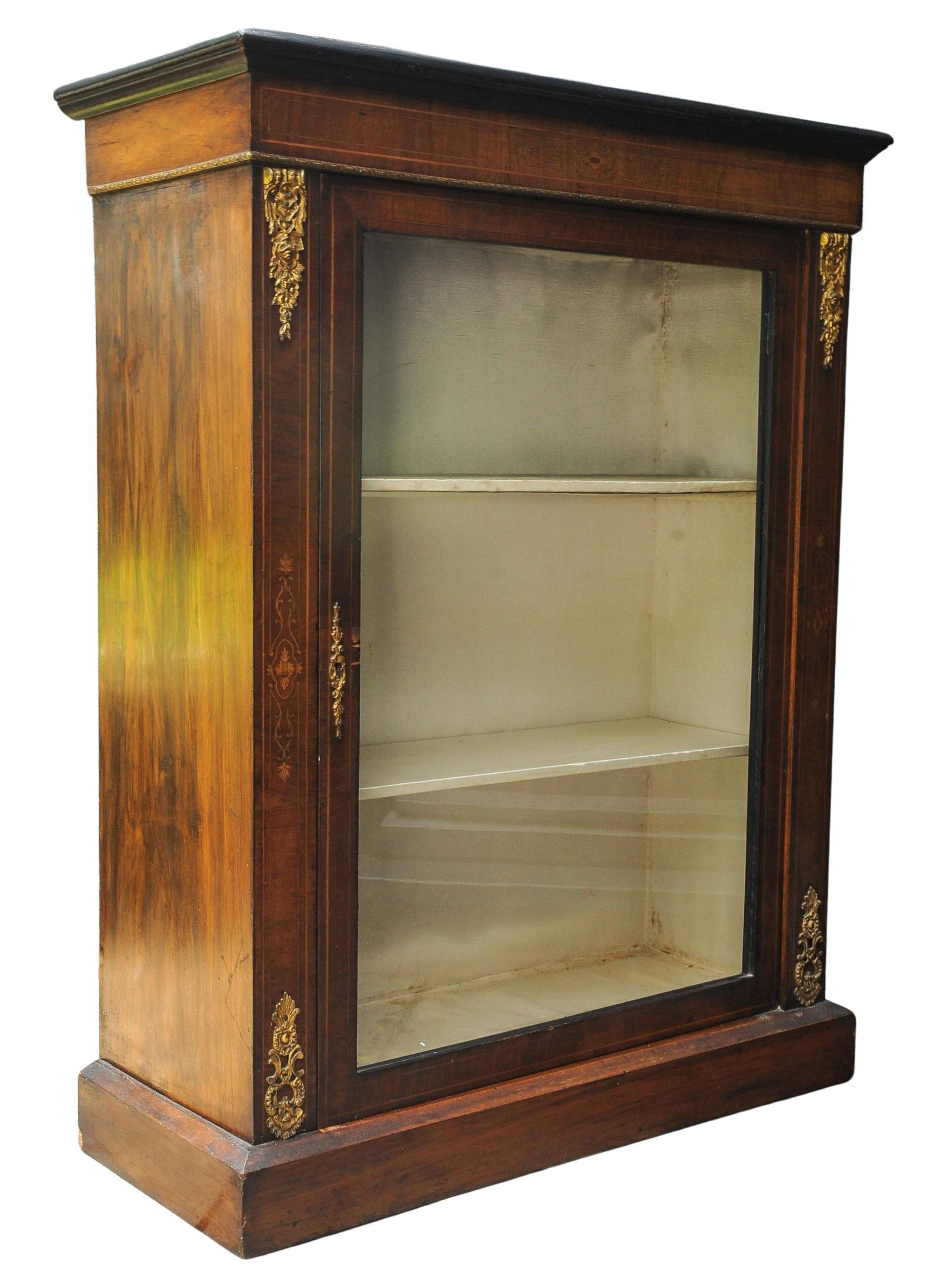 Antiguo armario victoriano inglés de muelle de nogal, madera satinada y ormolu esmaltado dorado Británico en venta