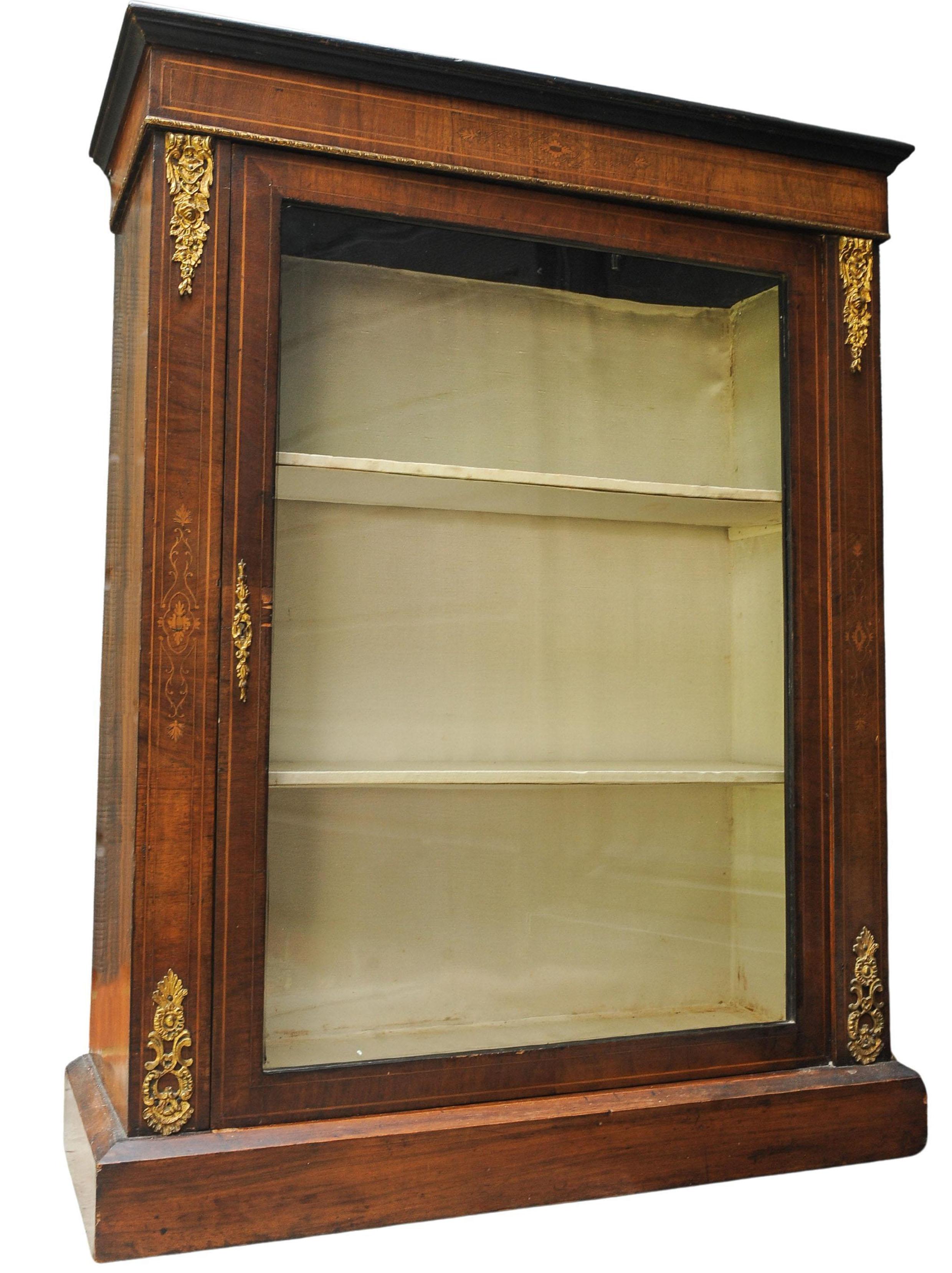 Antiguo armario victoriano inglés de muelle de nogal, madera satinada y ormolu esmaltado dorado en venta 1