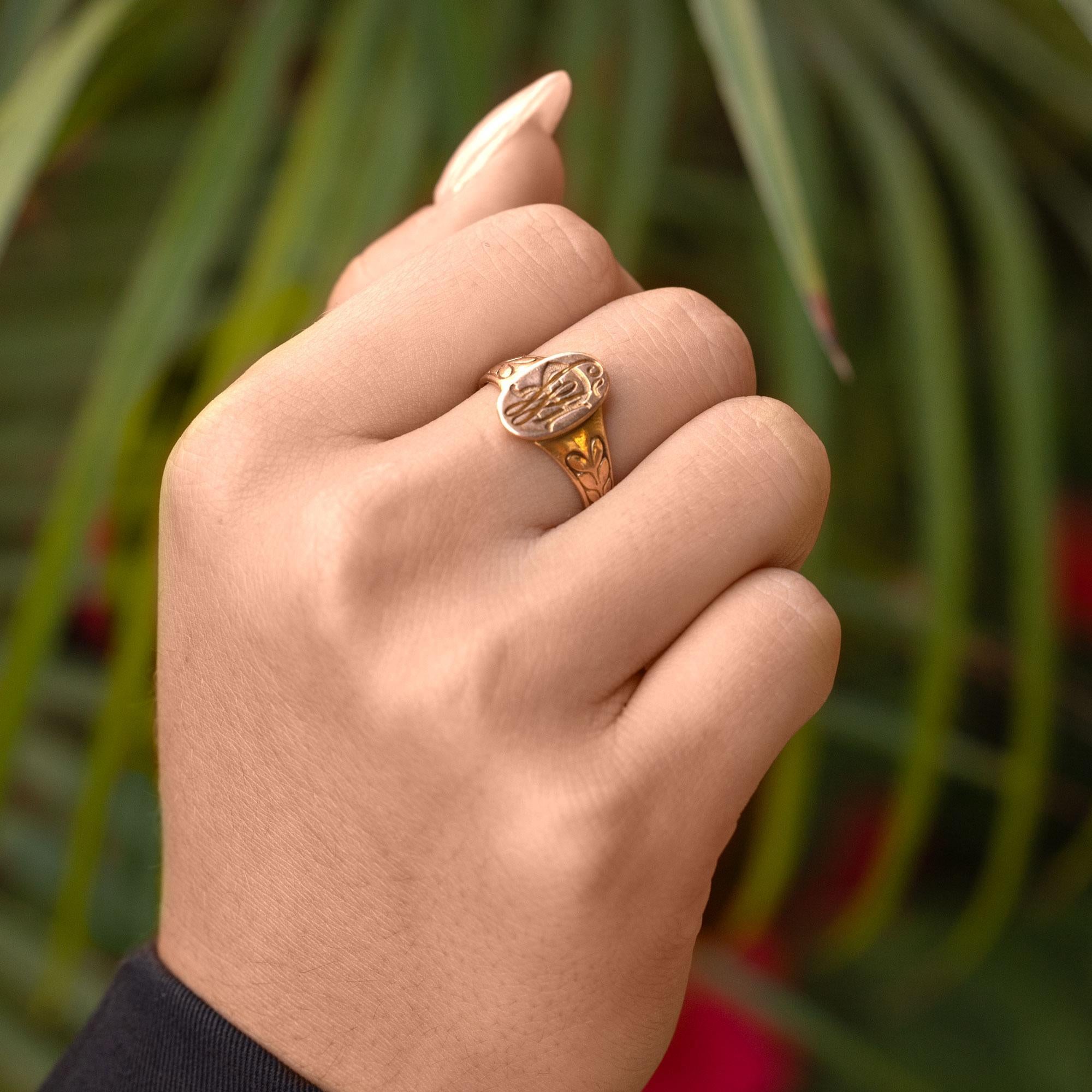 Women's Antique Victorian Engraved 14k Gold Signet Ring