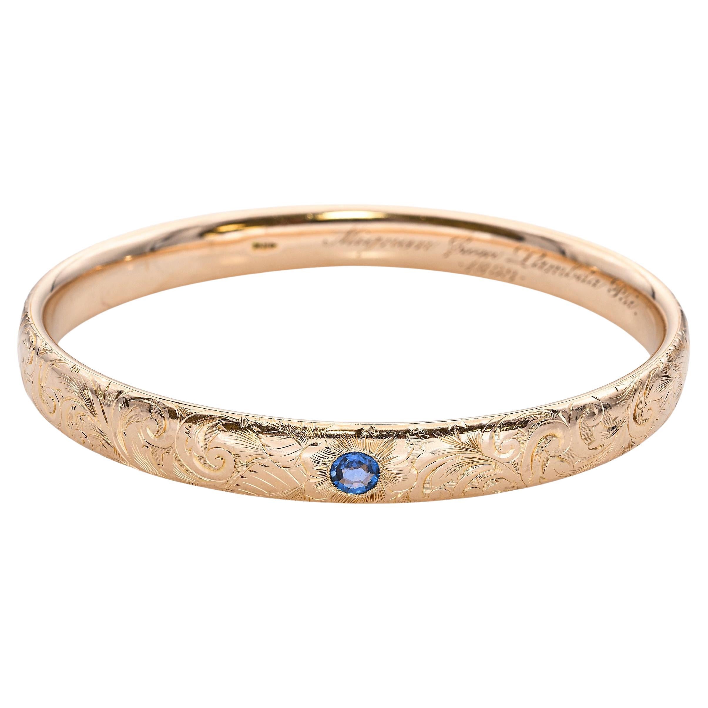 Antiguo brazalete victoriano grabado de oro amarillo de 14k con zafiro en venta
