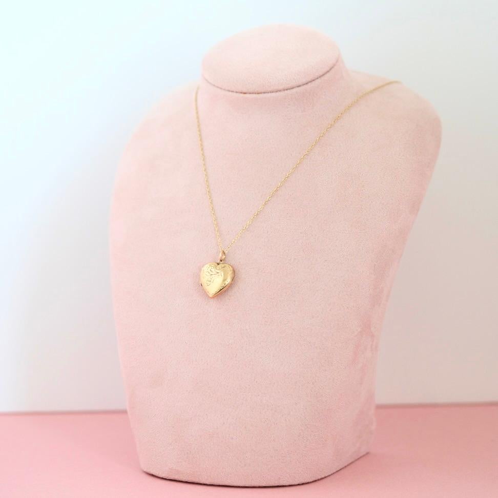 Antique Victorian Engraved 9ct Gold Heart Locket Necklace For Sale 1