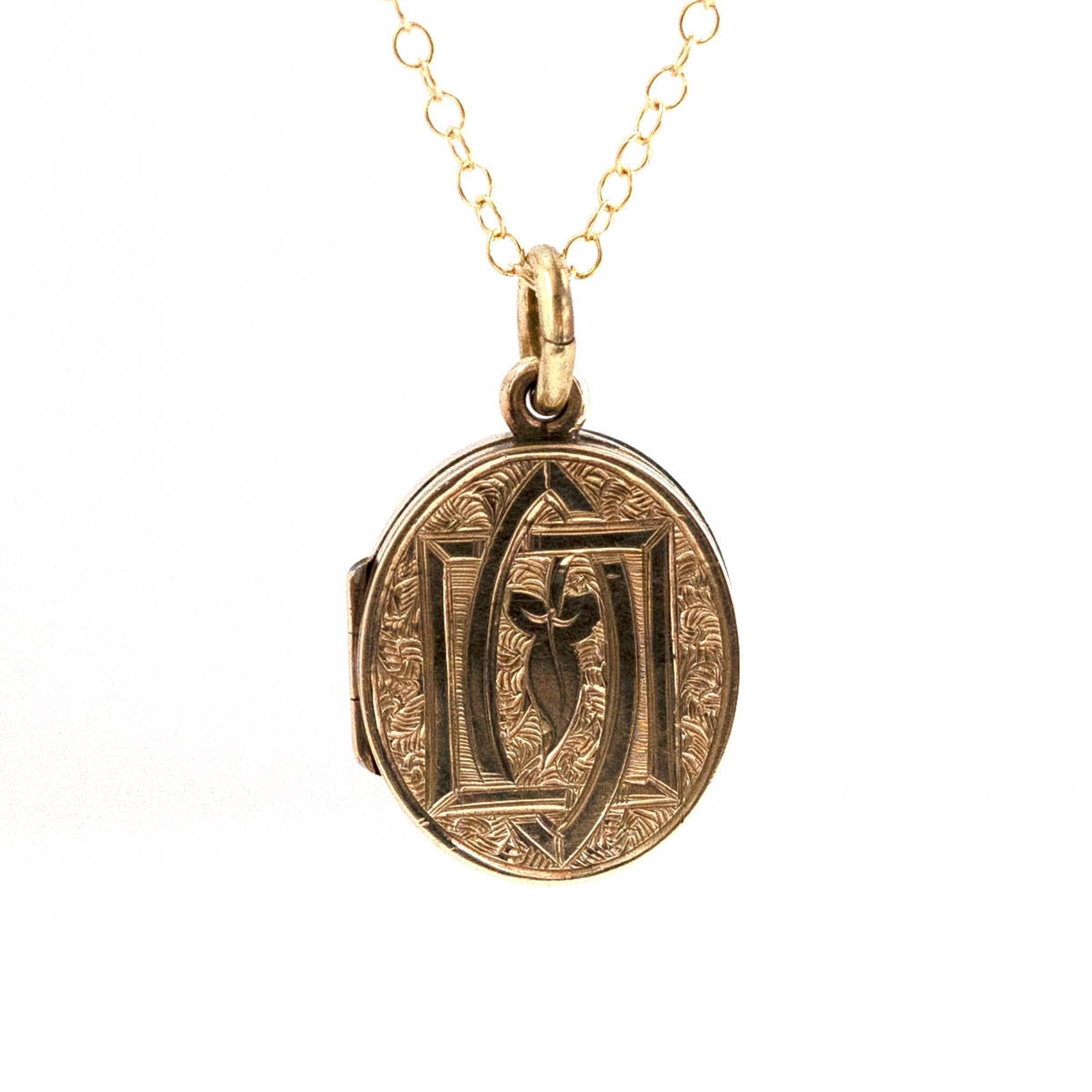 Antique Victorian Engraved 9ct Gold Locket Necklace In Good Condition In London, GB