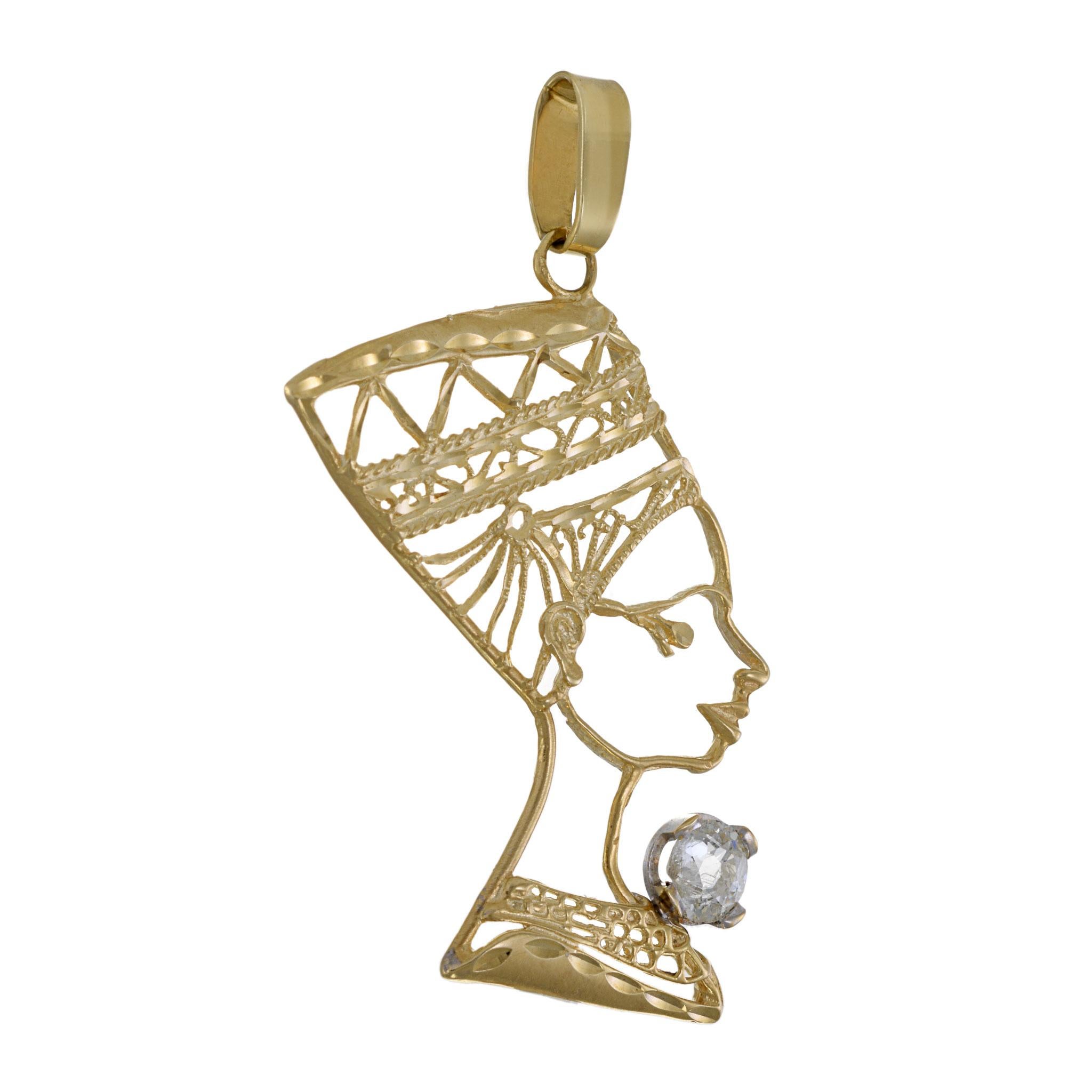Ciondolo con diamante Nefertiti 14KT di epoca vittoriana, un affascinante omaggio all'eleganza del passato. Questo squisito ciondolo raffigura una maestosa immagine di Nefertiti, ornata da uno splendido diamante taglio old mine del peso di 1,35