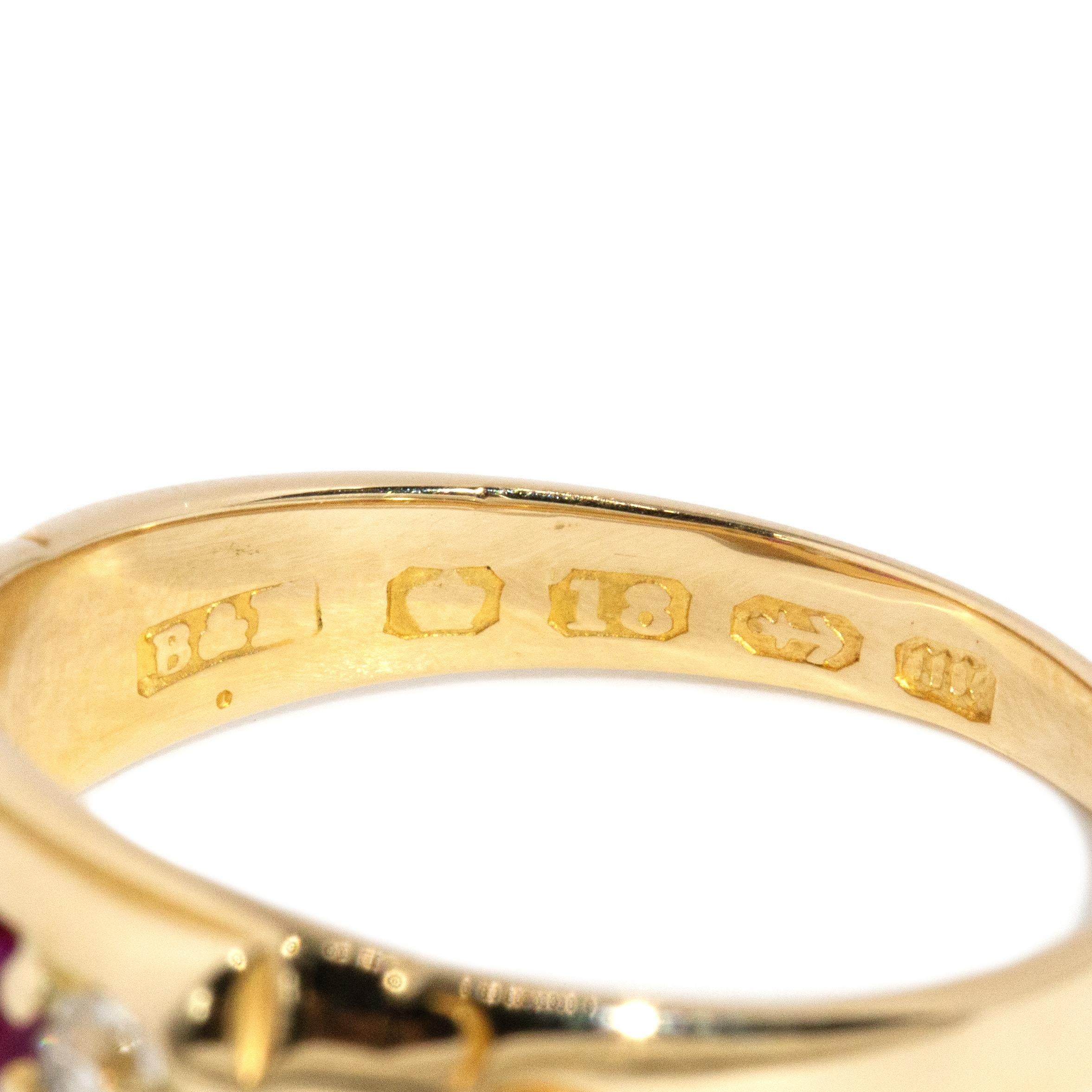 Antiguo anillo de cinco piedras de oro de 18 quilates con rubíes y diamantes de la época victoriana de 1880 en venta 4
