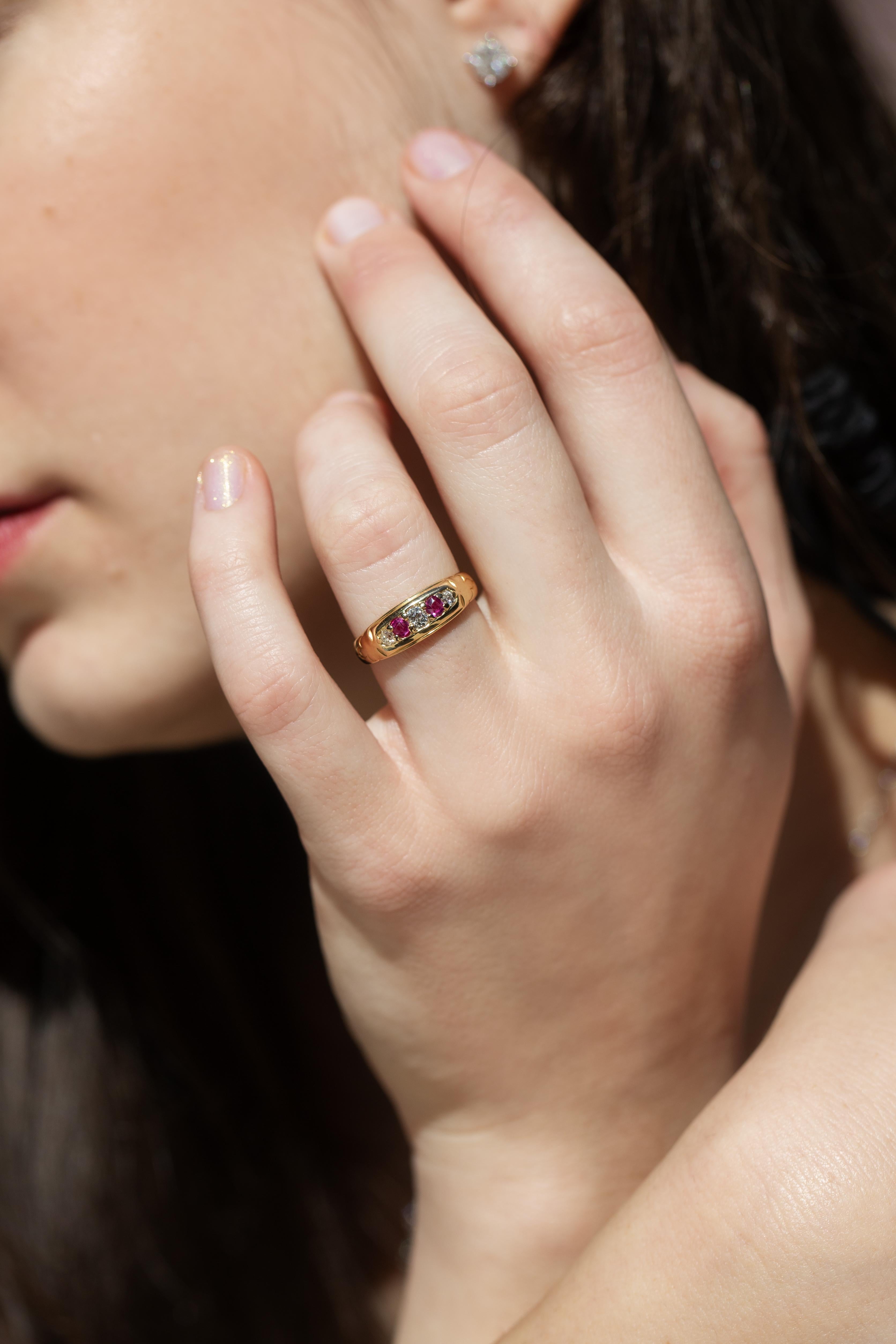 Exquisitamente elaborado en oro de 18 quilates con rubíes carmesí y brillantes diamantes, es nuestro Anillo de Campana.  Una antigua belleza victoriana que será la historia de tu familia durante generaciones.

Detalles de la Gema Anillo de