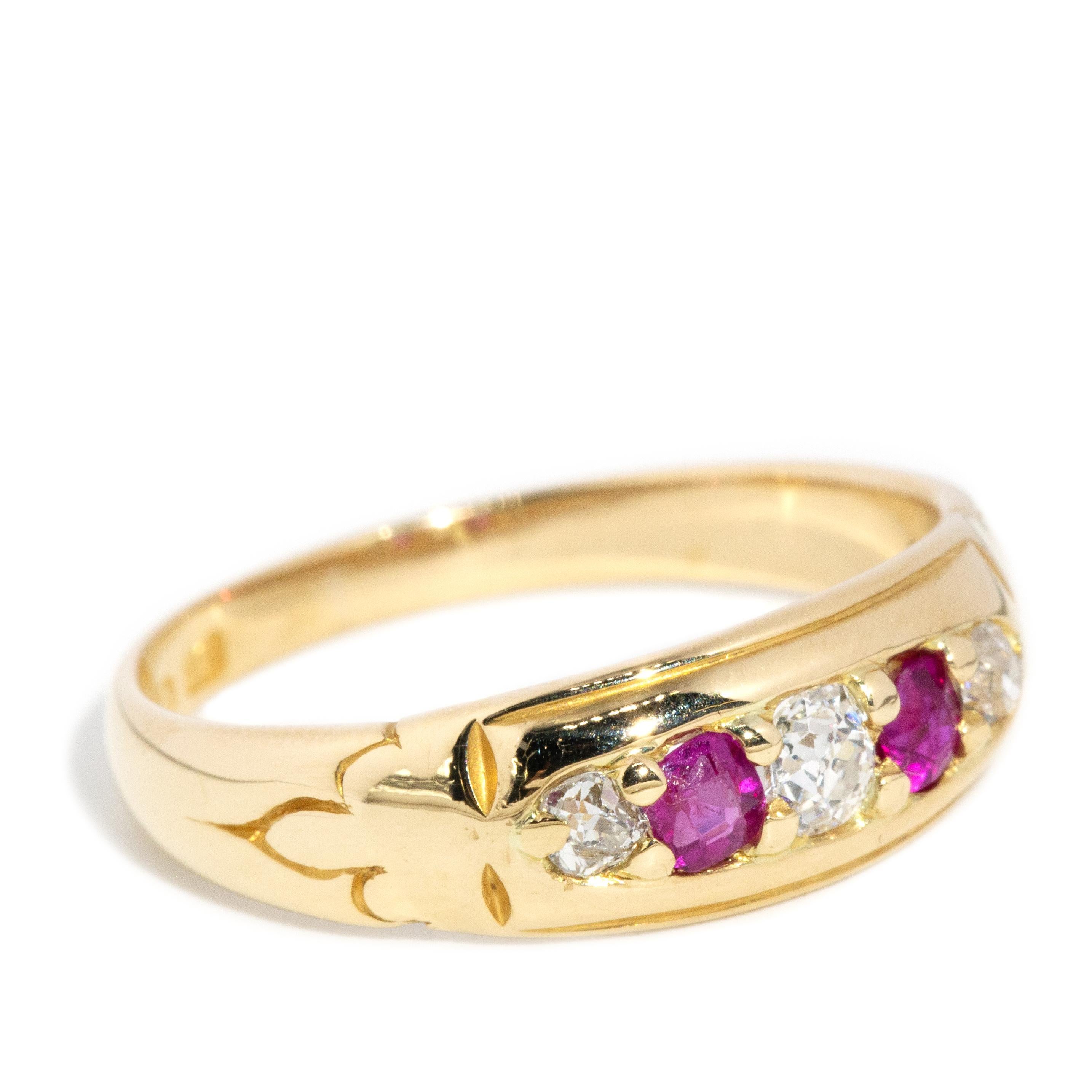 Antiguo anillo de cinco piedras de oro de 18 quilates con rubíes y diamantes de la época victoriana de 1880 Victoriano en venta