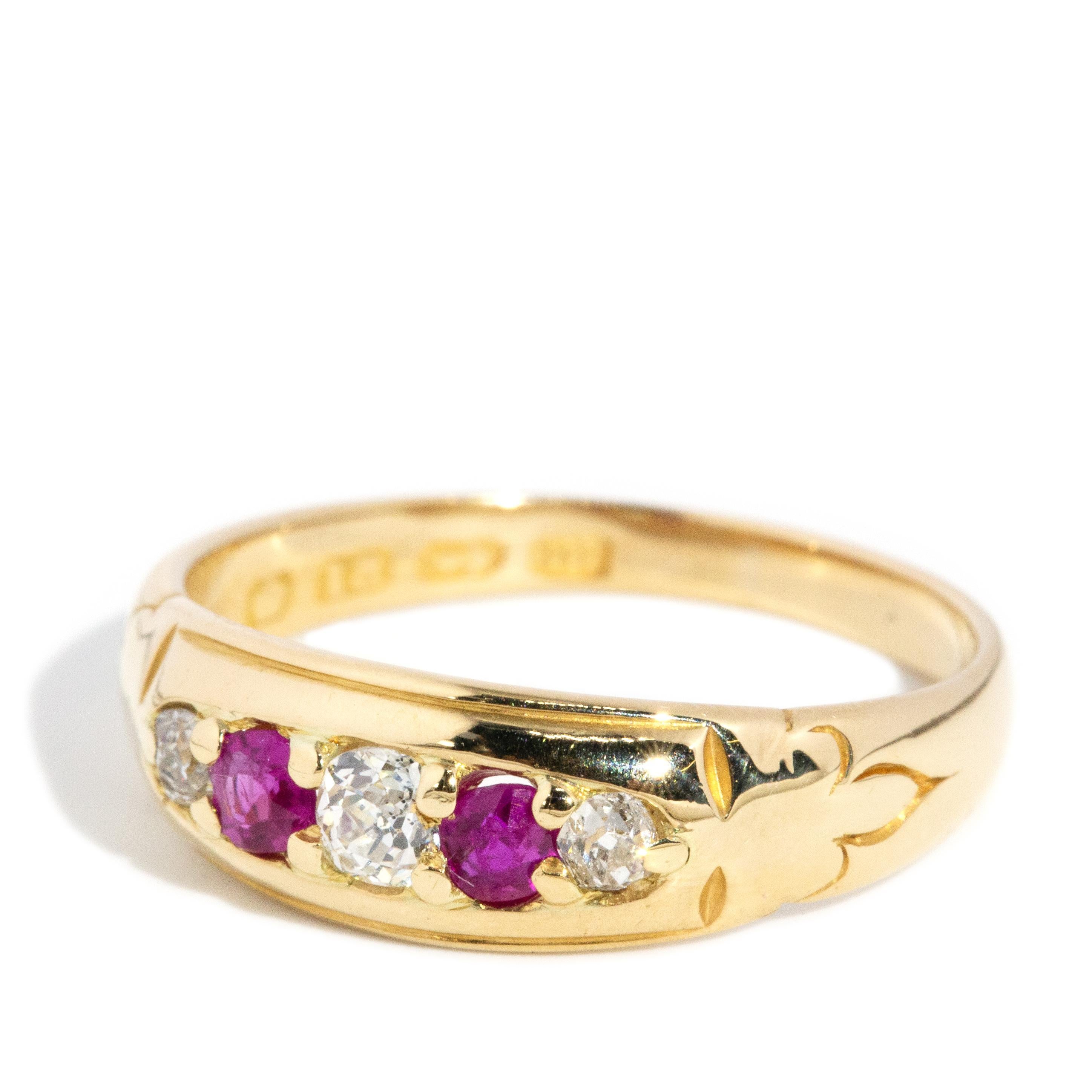 Antiguo anillo de cinco piedras de oro de 18 quilates con rubíes y diamantes de la época victoriana de 1880 Corte europeo antiguo en venta