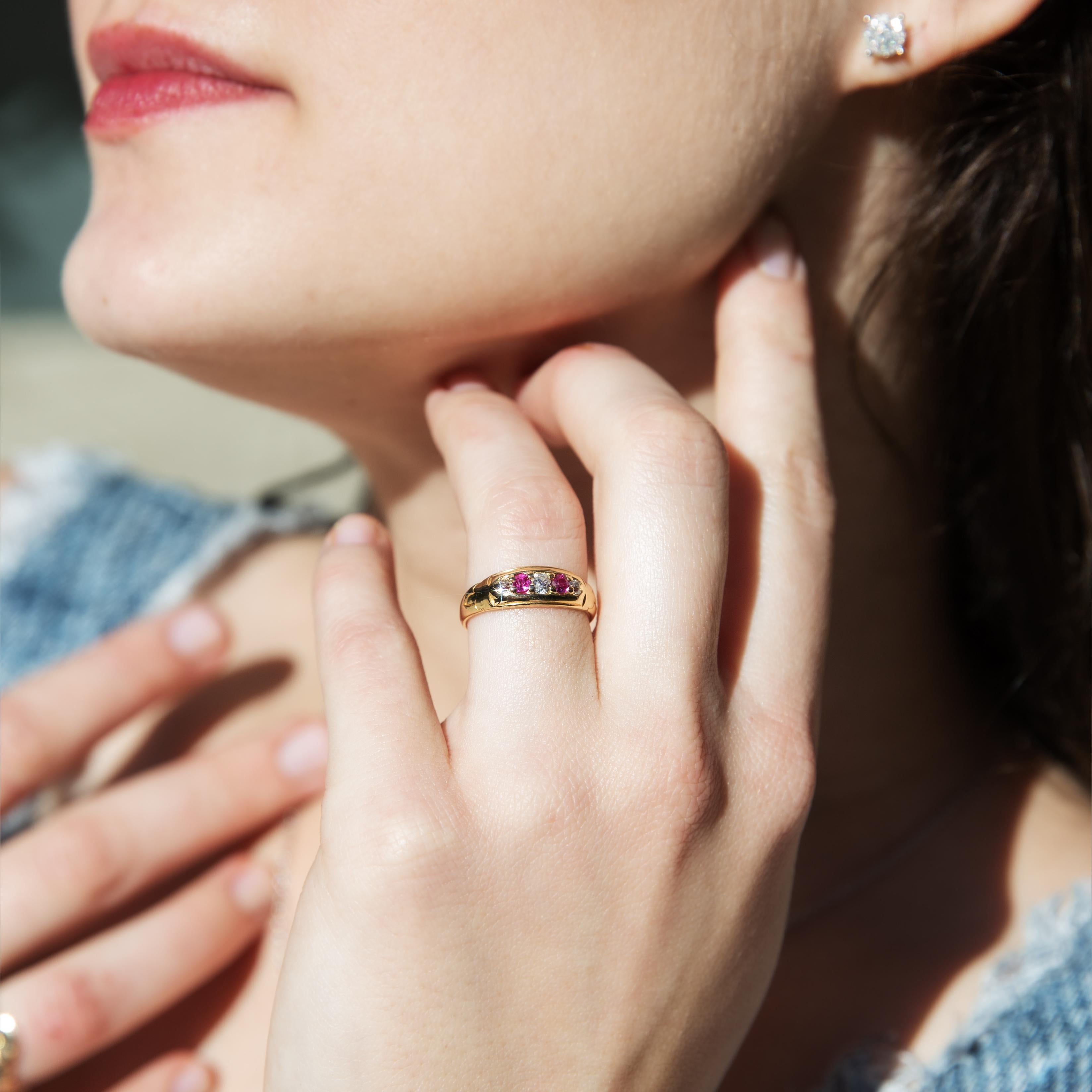 Antiguo anillo de cinco piedras de oro de 18 quilates con rubíes y diamantes de la época victoriana de 1880 en Bueno estado para la venta en Hamilton, AU