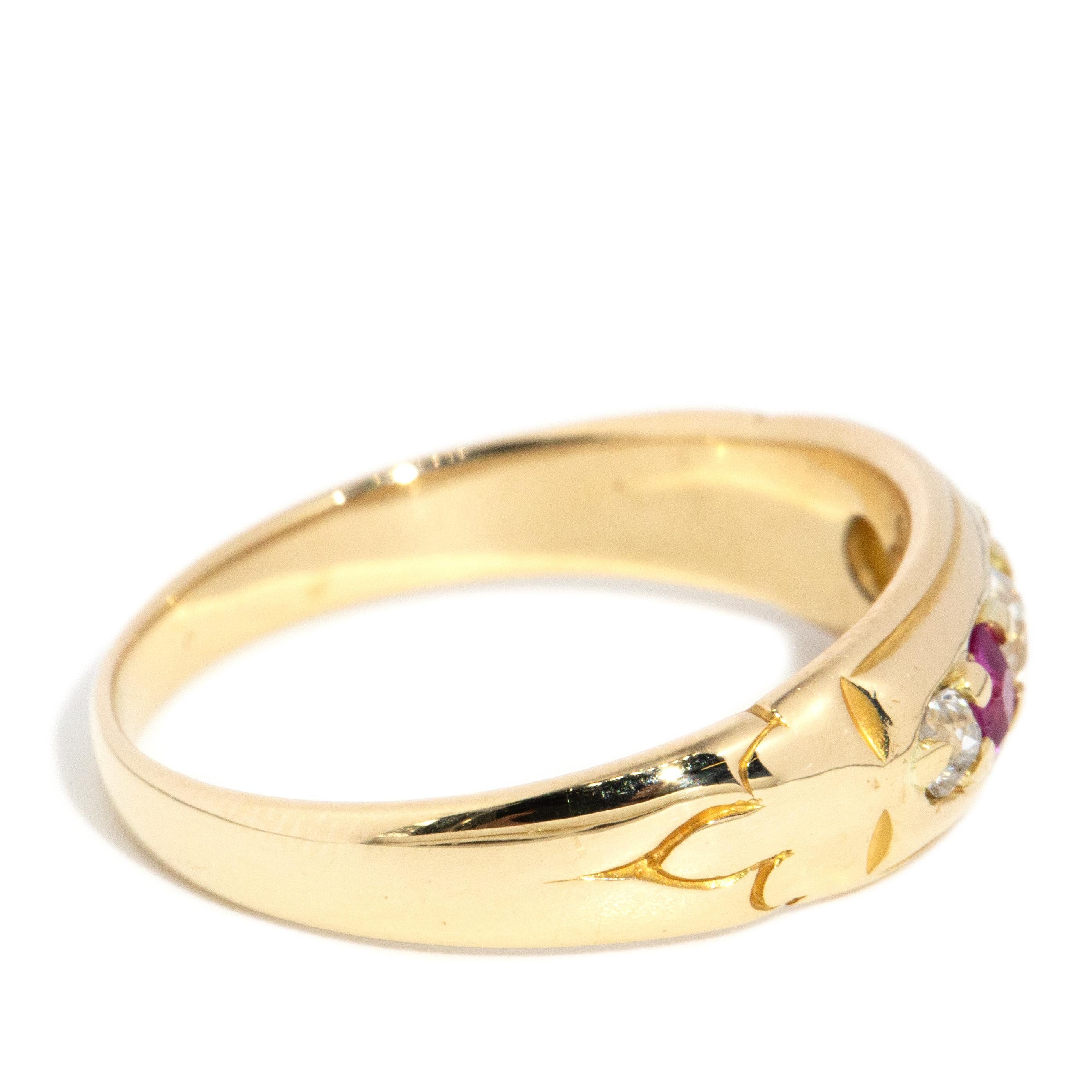 De las mujeres Antiguo anillo de cinco piedras de oro de 18 quilates con rubíes y diamantes de la época victoriana de 1880 en venta