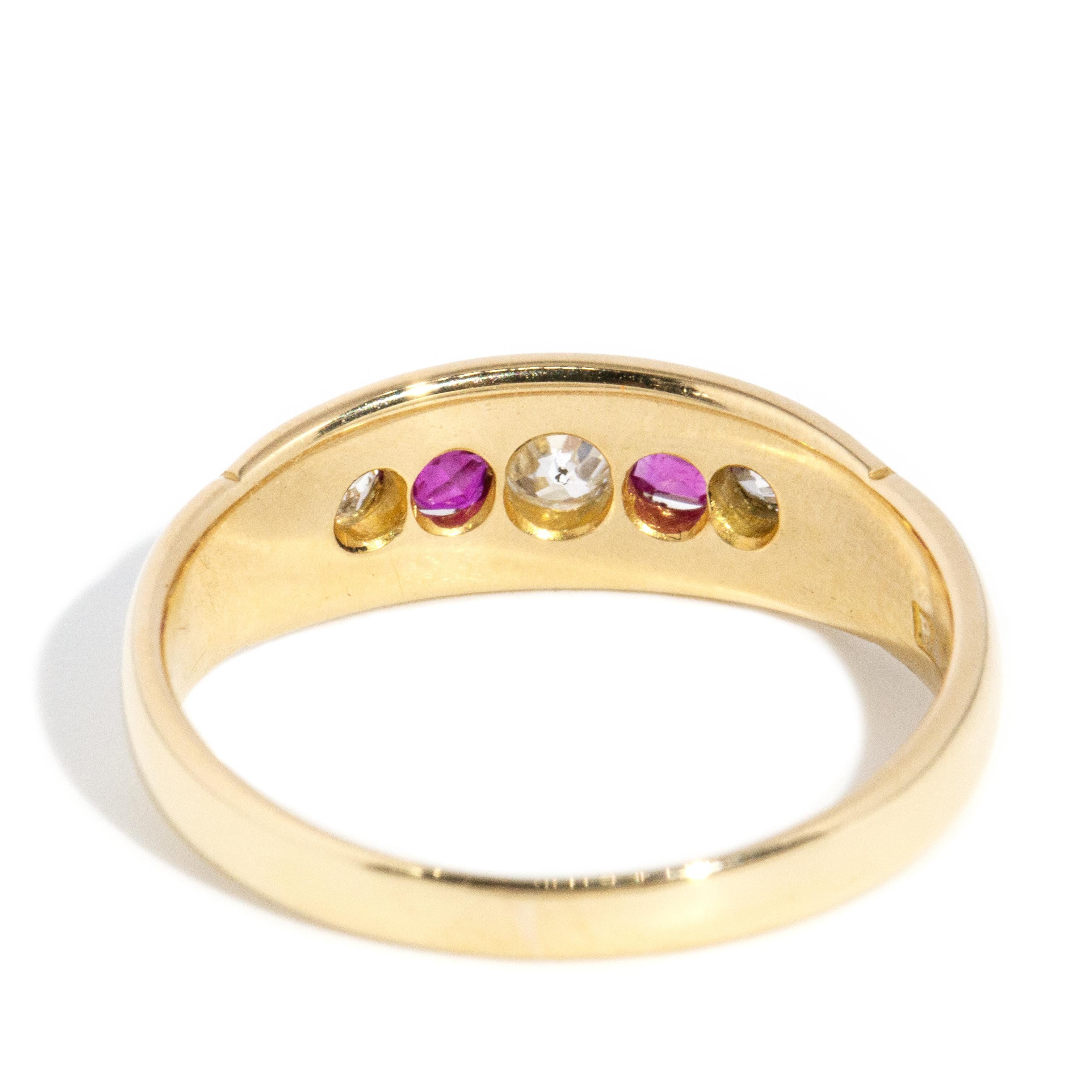 Antiguo anillo de cinco piedras de oro de 18 quilates con rubíes y diamantes de la época victoriana de 1880 en venta 2