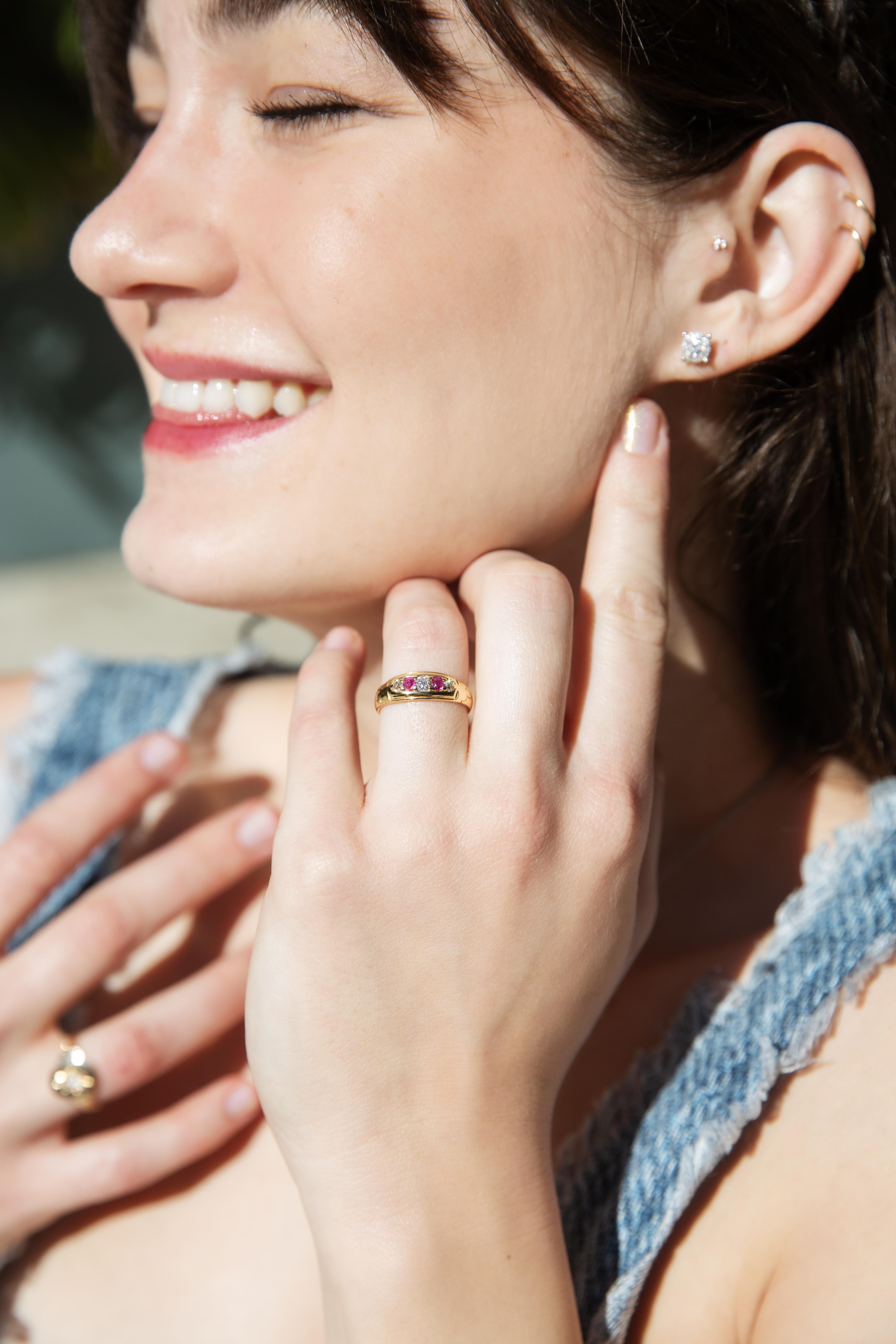 Antiguo anillo de cinco piedras de oro de 18 quilates con rubíes y diamantes de la época victoriana de 1880 en venta 3
