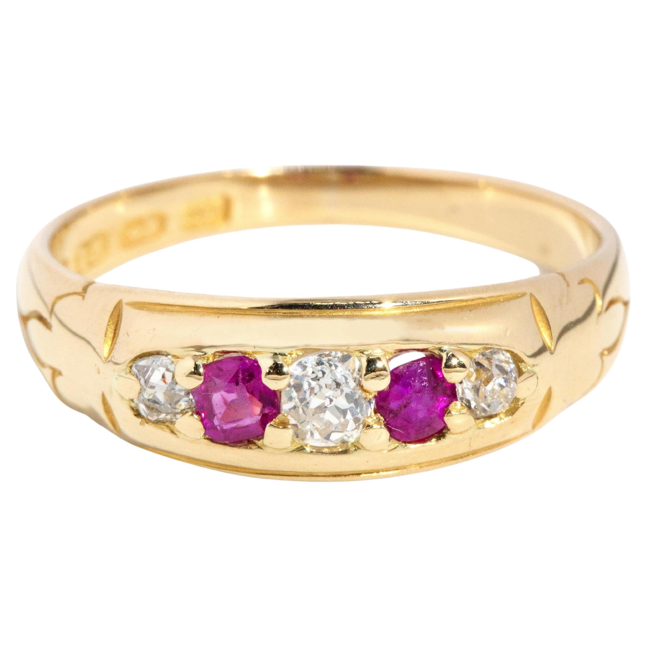Antiguo anillo de cinco piedras de oro de 18 quilates con rubíes y diamantes de la época victoriana de 1880 en venta