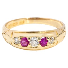 Antiguo anillo de cinco piedras de oro de 18 quilates con rubíes y diamantes de la época victoriana de 1880