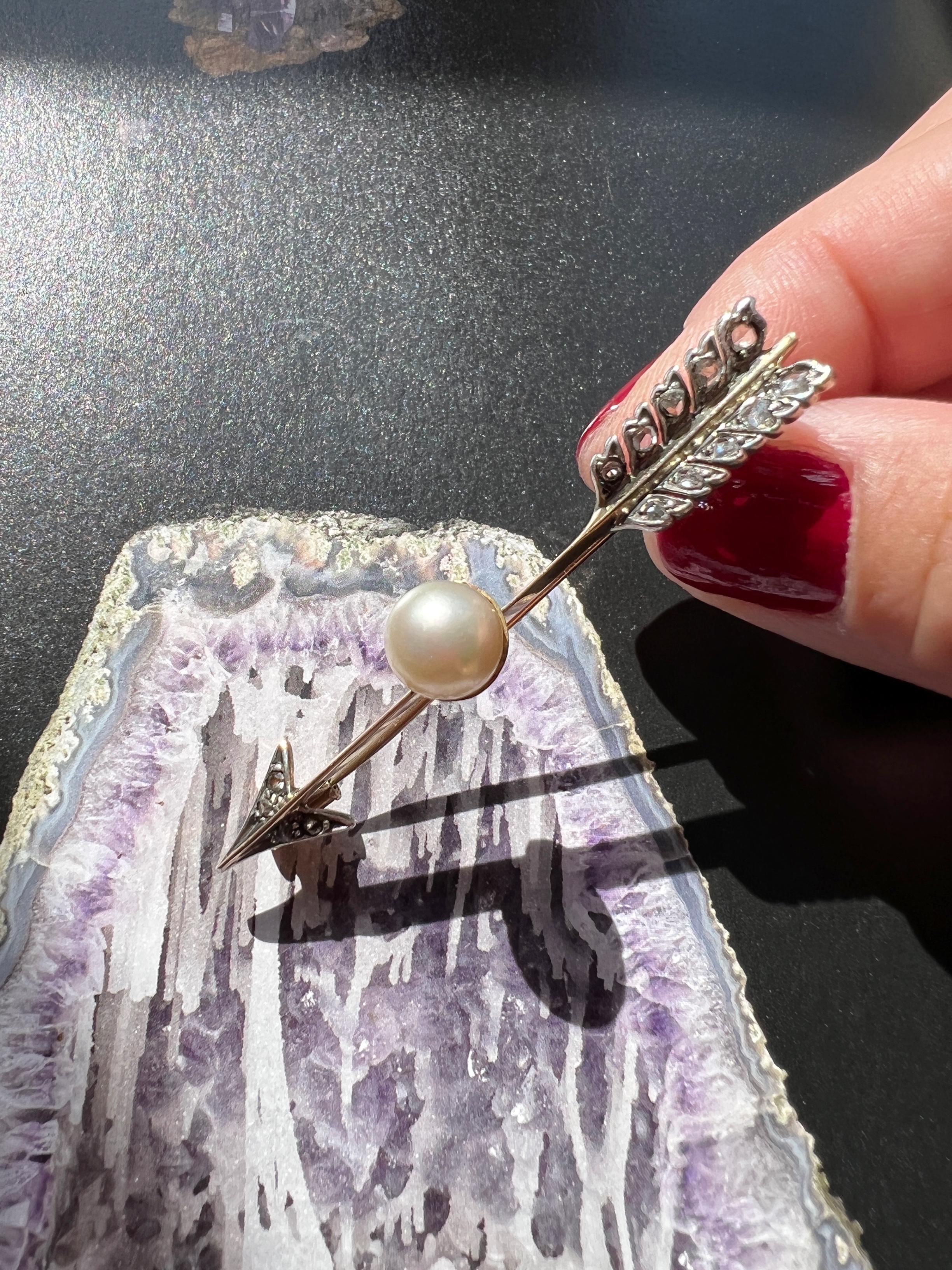 Antique Victorian era 18K gold diamond pearl arrow brooch In Good Condition In Versailles, FR