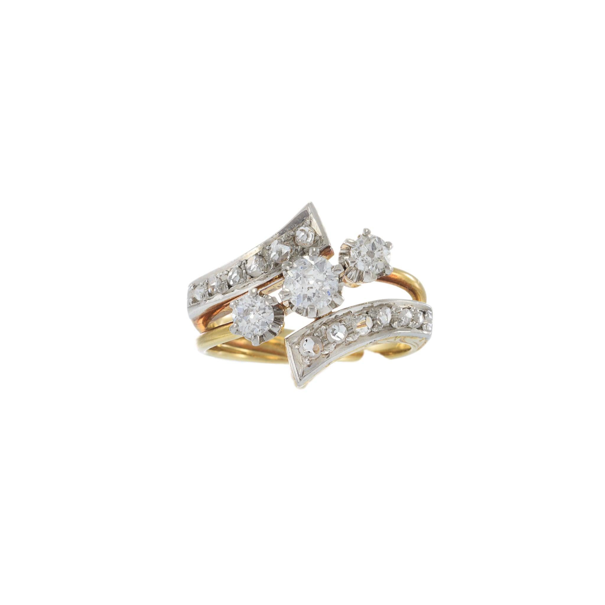 Cette bague antique de l'époque victorienne est un véritable trésor, avec 0,80 carats de diamants de taille ancienne sertis dans un magnifique anneau de platine et d'or jaune 18KT. Les diamants sont taillés et disposés de manière experte dans un