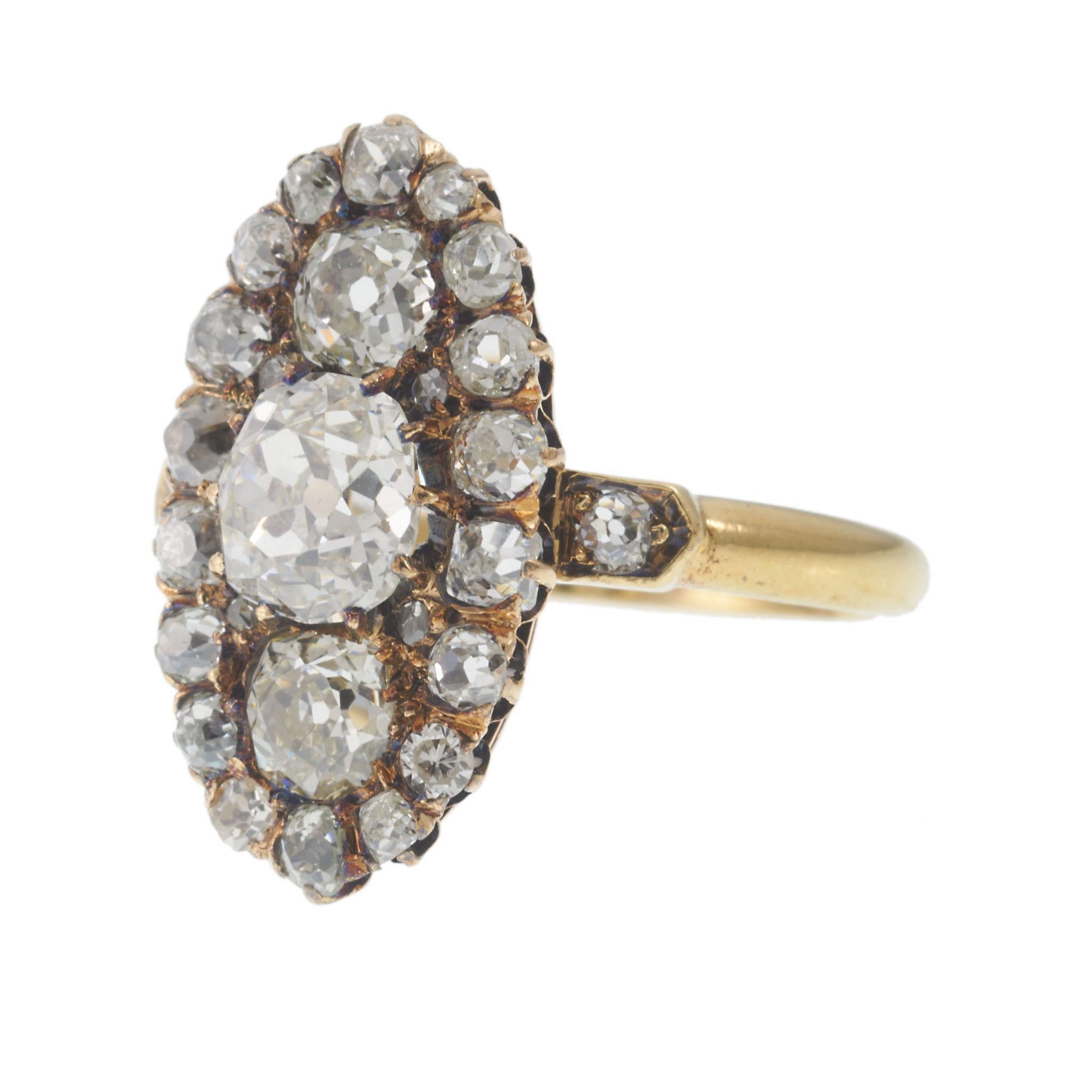 Anello di epoca vittoriana finemente realizzato in oro giallo 18KT, con circa 2,40 carati di diamanti taglio old mine di colore G-J e purezza VS-SI. I diamanti sono disposti in una classica montatura d'epoca che mette in risalto i loro profondi
