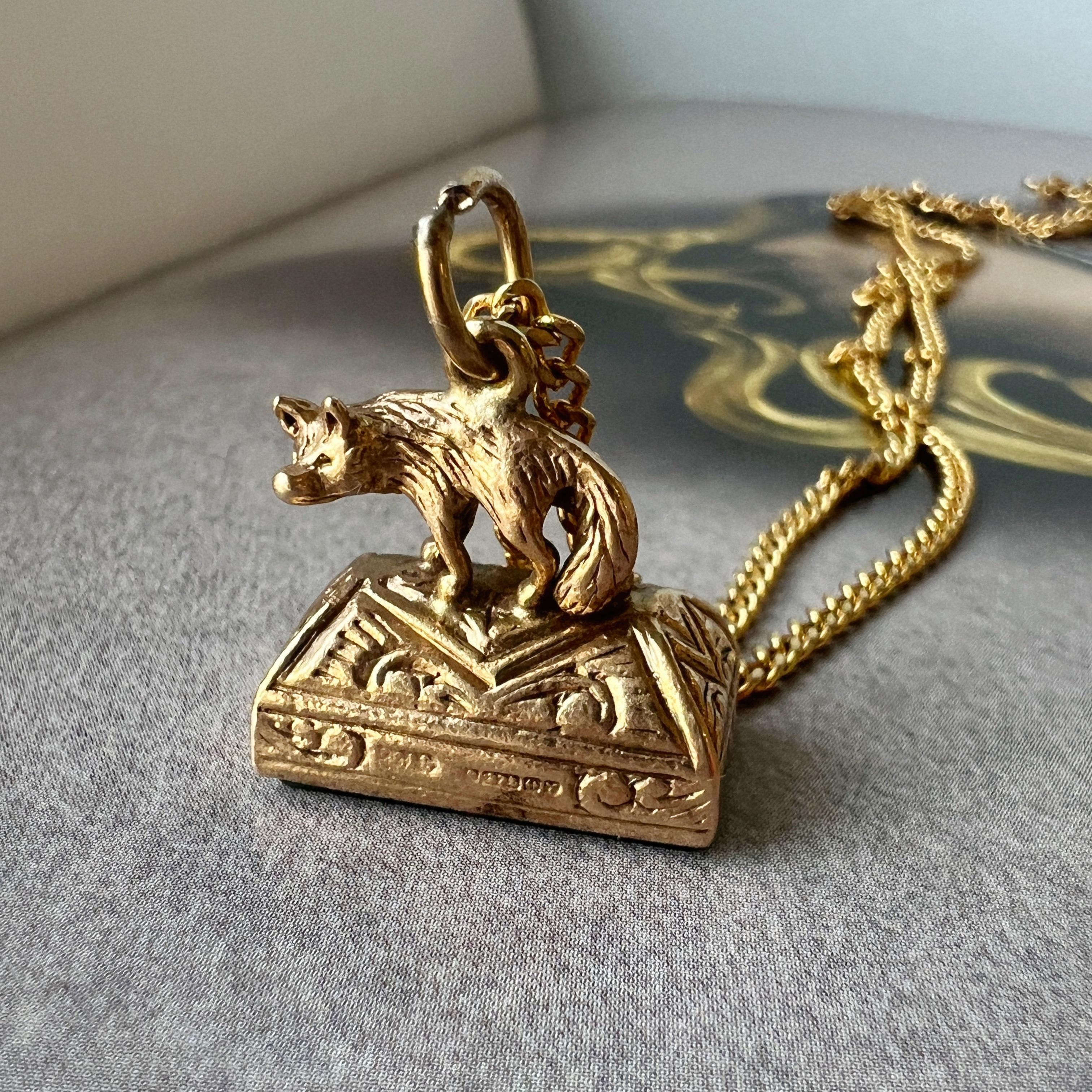 Antique Victorian era 9K gold bloodstone fox fob pendant In Good Condition In Versailles, FR