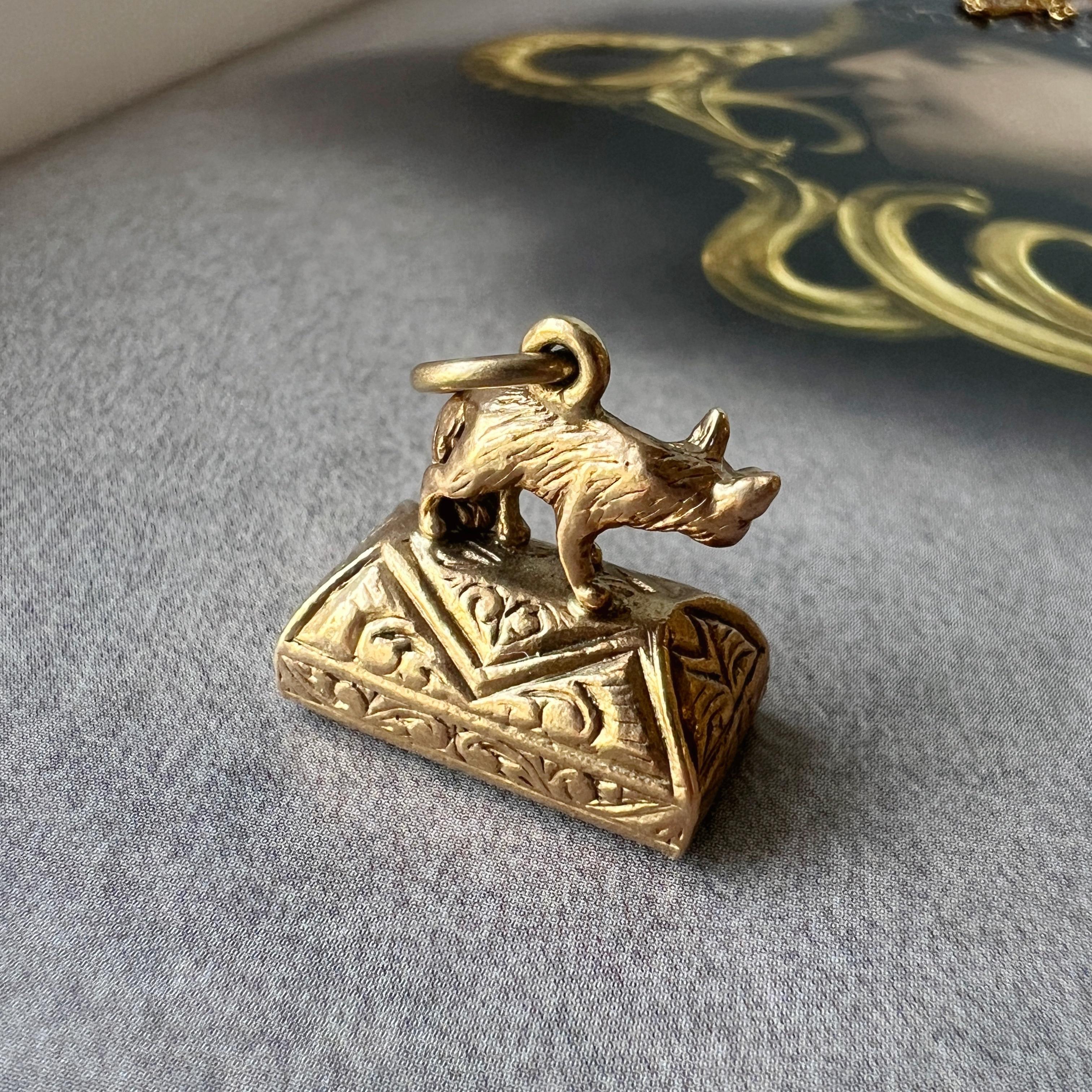Women's or Men's Antique Victorian era 9K gold bloodstone fox fob pendant For Sale