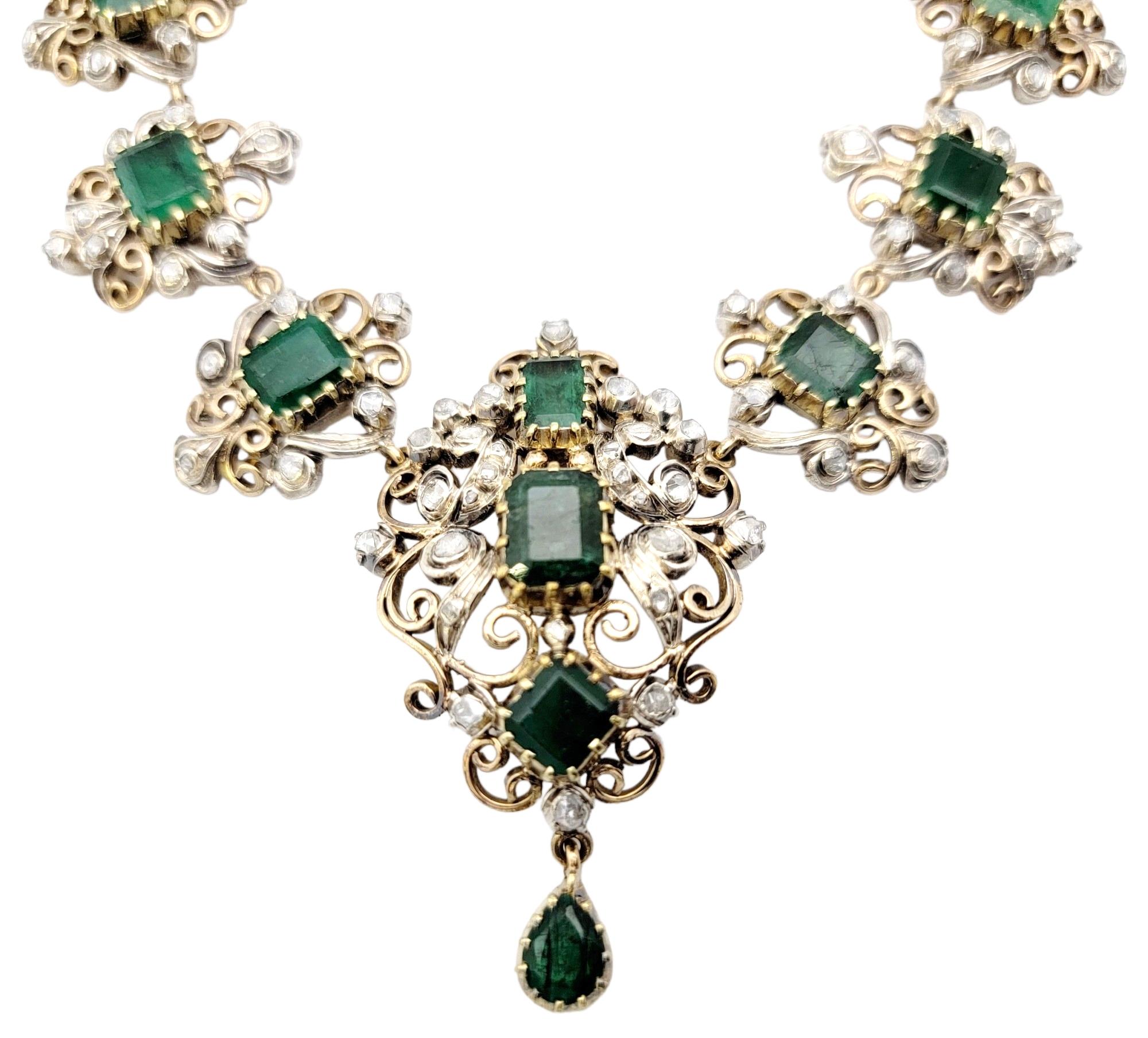 Lassen Sie sich mit dieser außergewöhnlichen, antiken Halskette aus der viktorianischen Ära in eine Welt zeitloser Schönheit und Raffinesse entführen. Geschmückt mit faszinierenden Smaragden und schillernden Diamanten, fängt dieses exquisite Stück