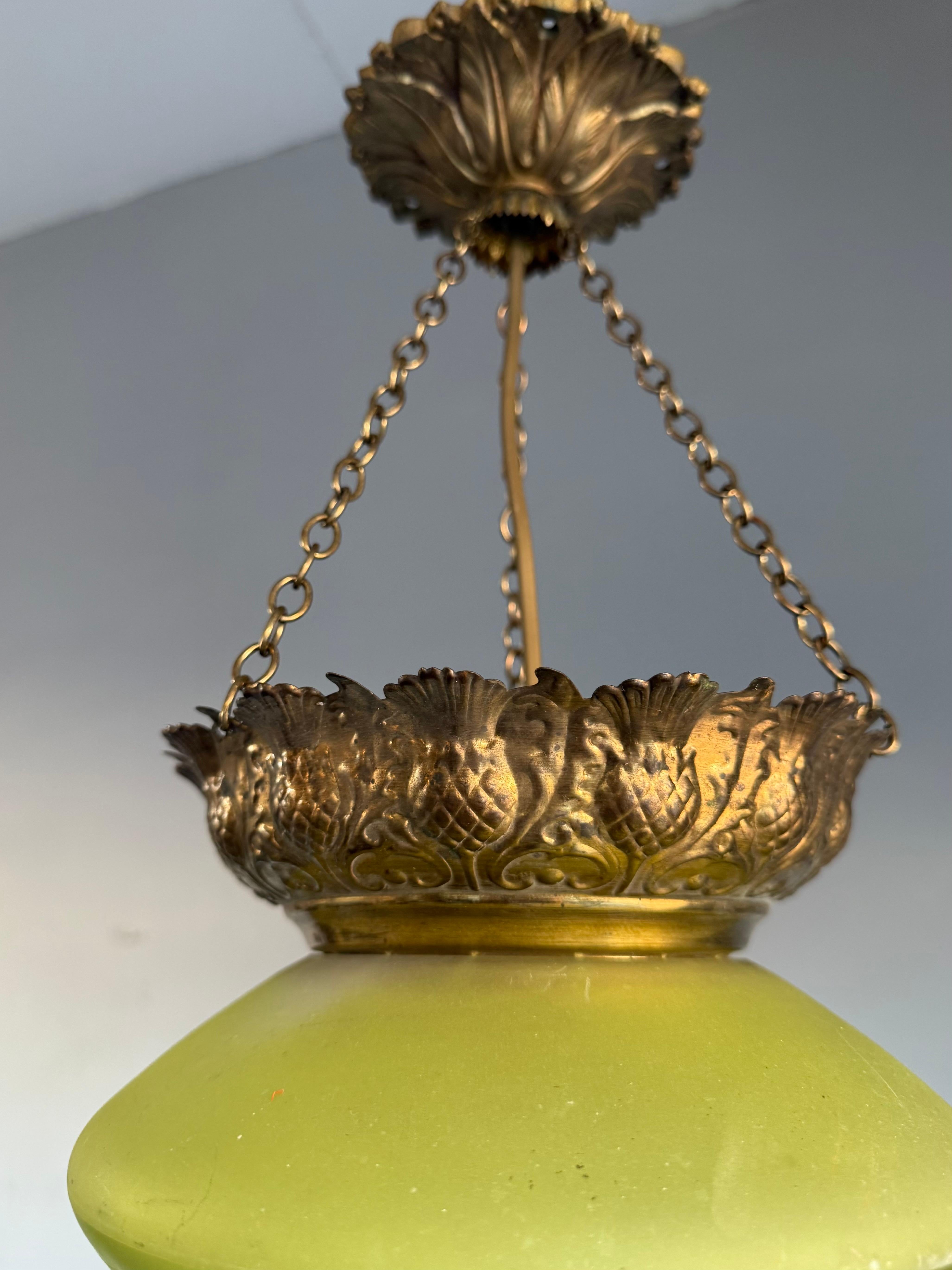 Antique Victorian era Graved Glass & Brass Stairwell or Hallway Pendant Light In Good Condition For Sale In Lisse, NL