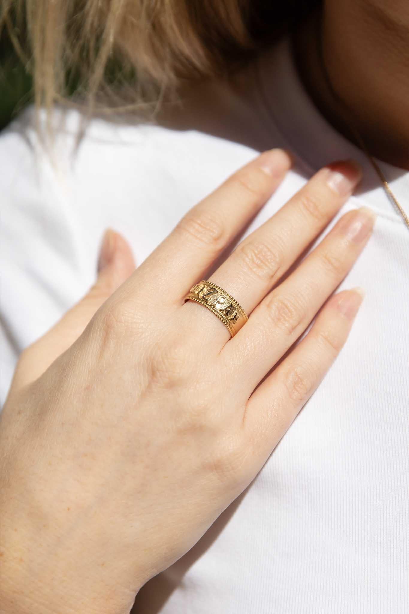 Antique Victorian Era Milgrained Watchtower Mizpah Ring 18 Carat Yellow Gold In Good Condition For Sale In Hamilton, AU