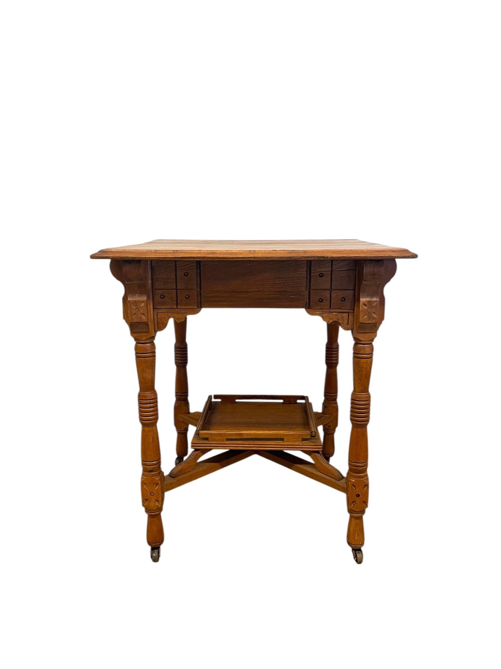 Questo tavolino in quercia dalla lavorazione complessa risale alla fine del XIX secolo e riflette la sensibilità decorativa dell'epoca vittoriana.
Costruito in rovere massiccio, il tavolo presenta un piano quadrato composto da tavole unite con