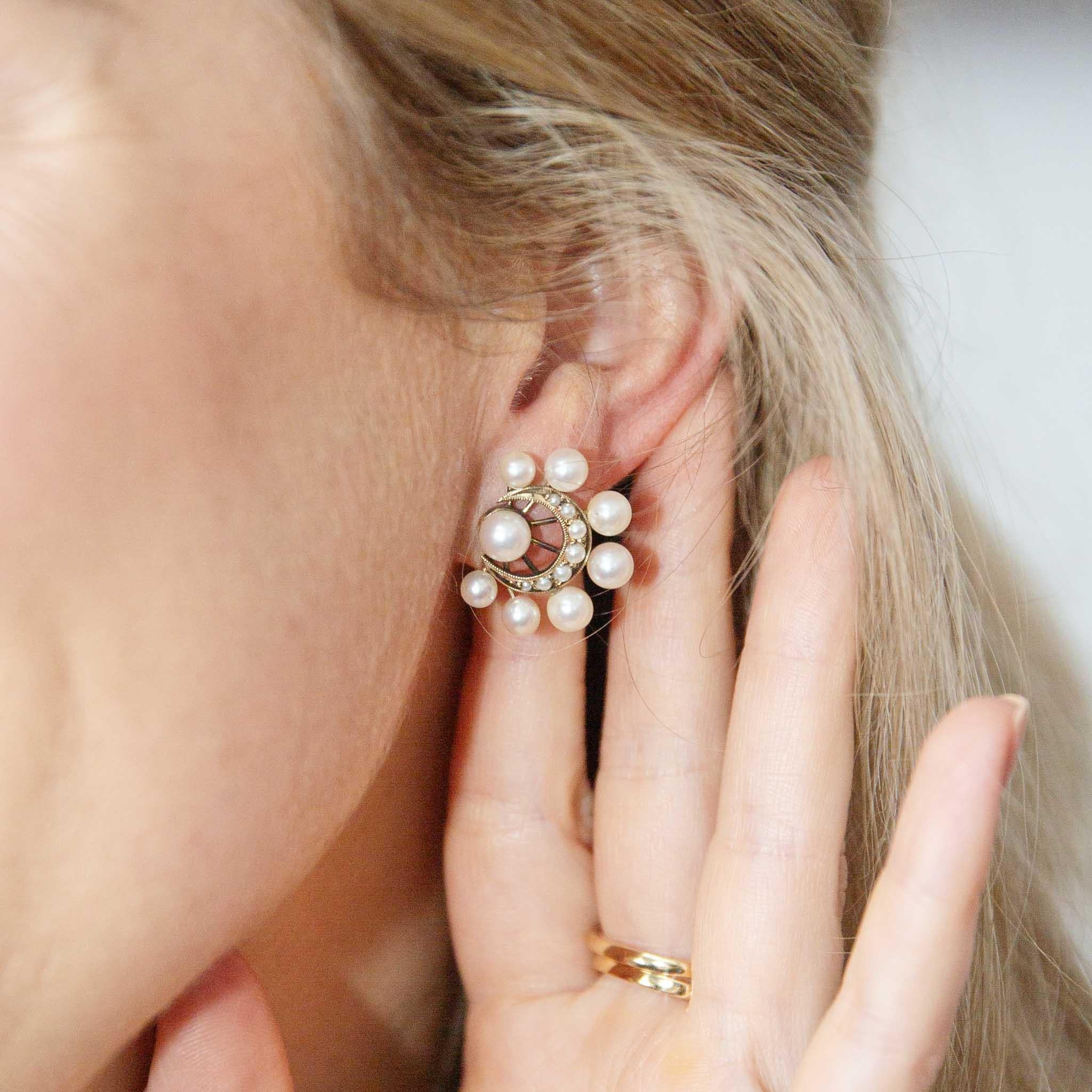 Unsere liebevoll aus 14 Karat Gold gefertigten Luna-Ohrringe sind ein antikes Vergnügen.  Ihre Ohrringe mit Schraubverschluss, die mit satinierten Saatperlen verziert sind, sind ein elegantes Accessoire, wenn es darum geht, einen unaufdringlichen