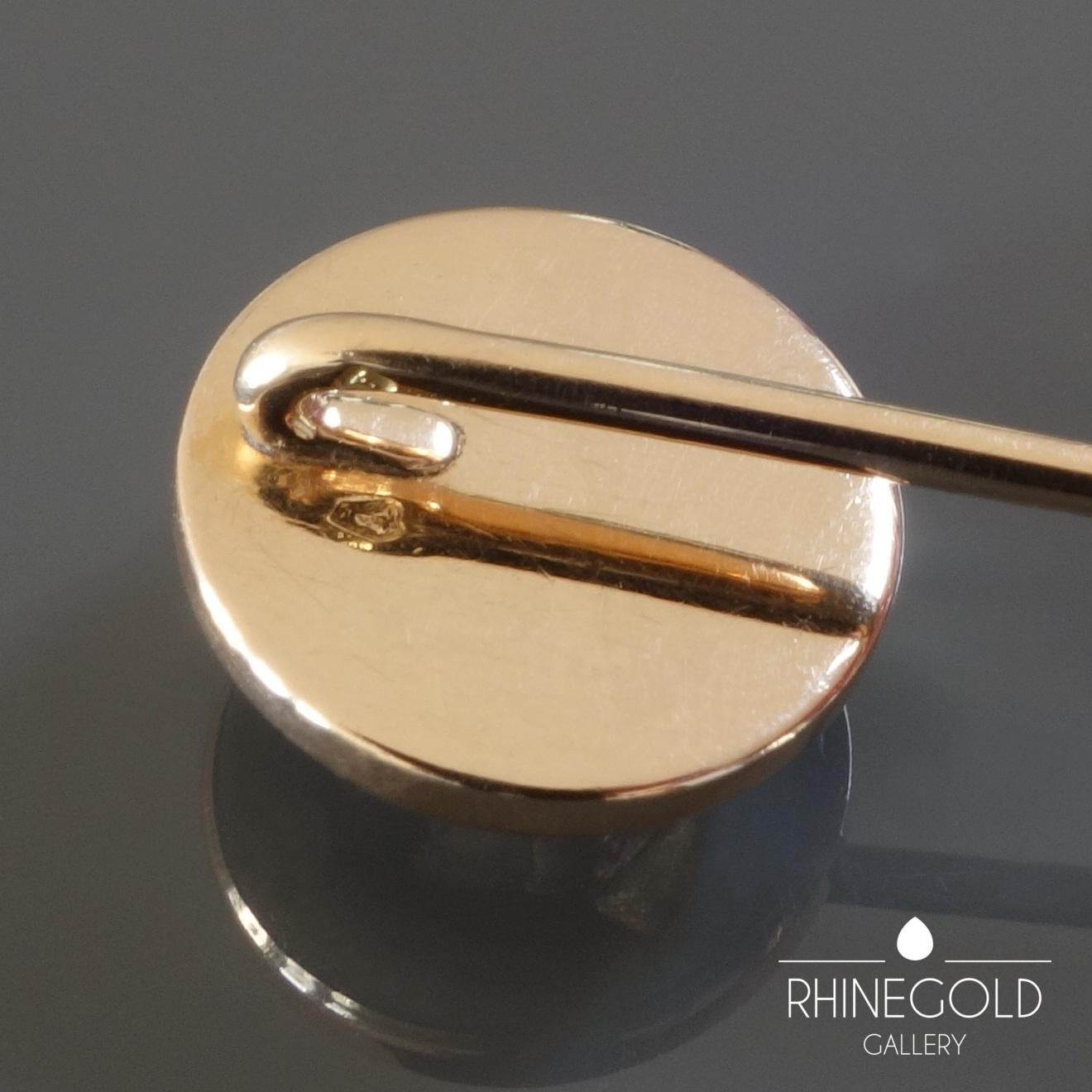 Antique Victorian Essex Crystal Reverse Intaglio Pug Dog Gold Stick Pin
14k rose gold (580/1000), rock crystal
Length 7.8 cm, diameter of head 1.4 cm
Marks: Viennese assay marks for gold (fox head; ‘A’ in an octagon), illegible maker’s mark (‘FD’