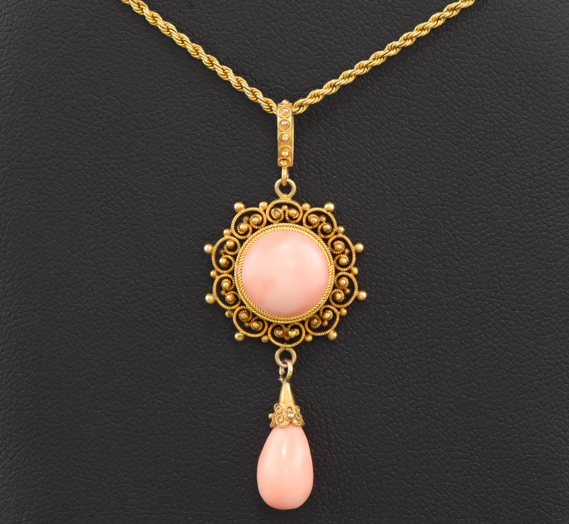 Ce collier en corail en peau d'ange d'époque victorienne a été réalisé dans un style néo-étrusque.  Le pendentif est original par rapport à la chaîne, ce qui est toujours très agréable.

Je n'ai trouvé aucun poinçon mais j'ai testé l'or comme étant