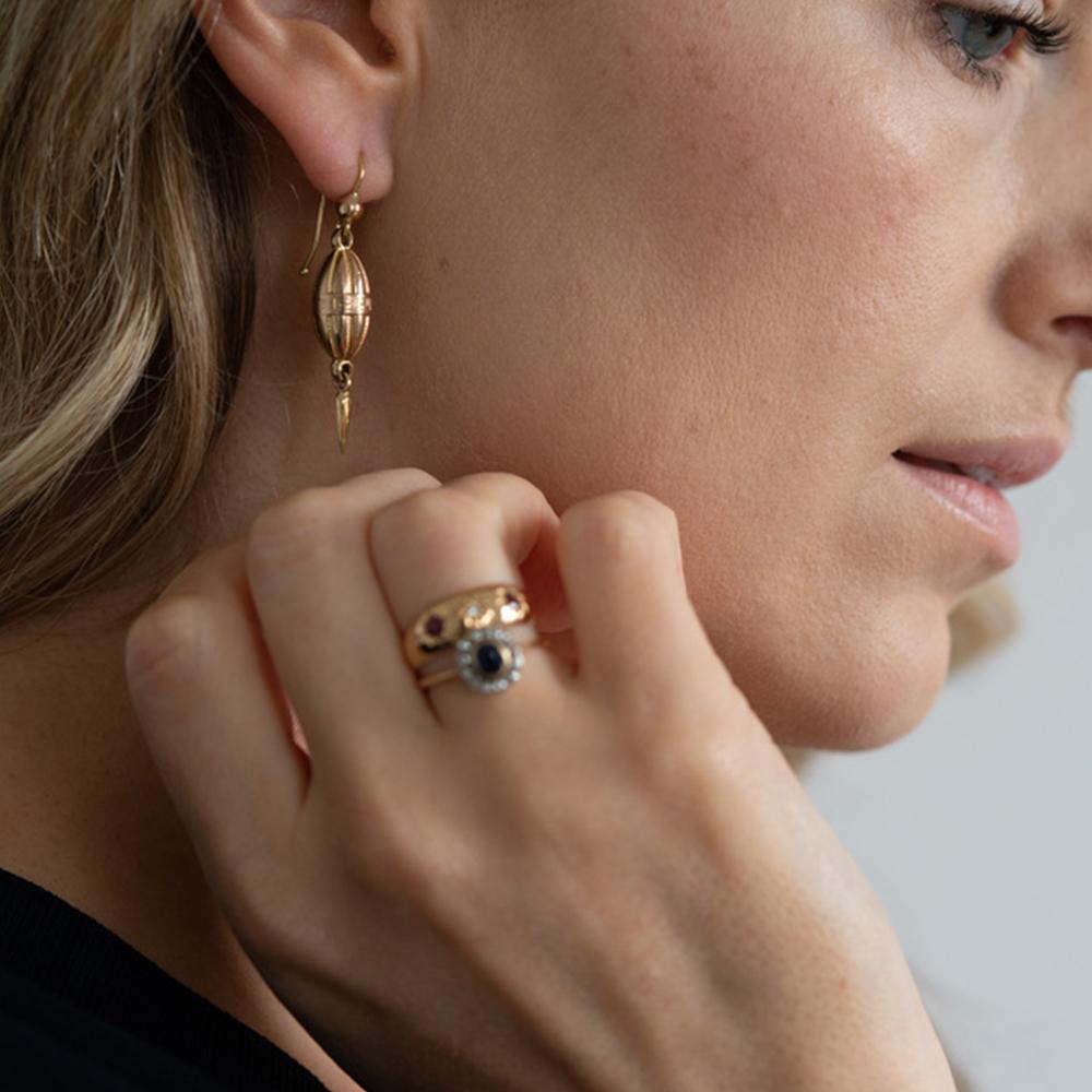 Nos boucles d'oreilles pendantes en or 15ct de style néo-étrusque font écho à la grandeur du monde antique tout en incarnant le raffinement de l'art victorien. Le motif complexe de la clé 