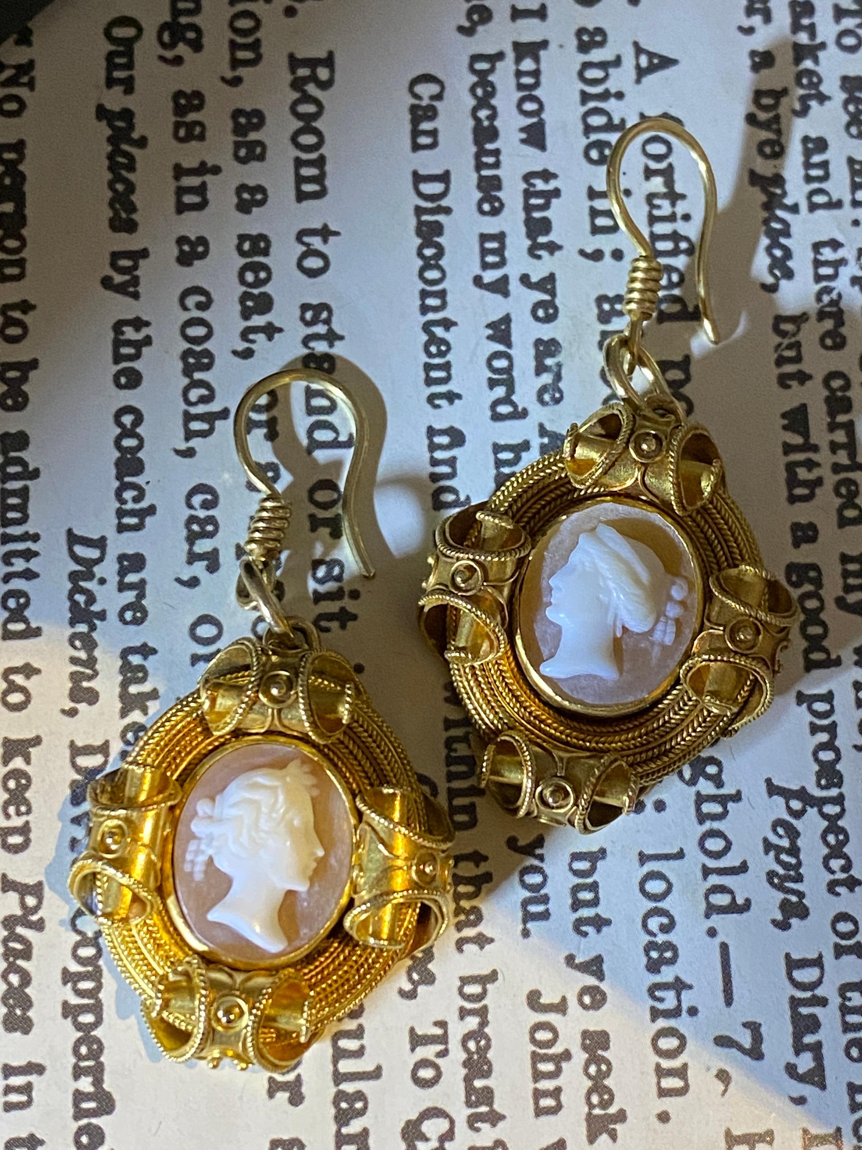 Antique Victorian Etruscan Revival 18K Yellow Gold & Shell Cameo Dangle Earrings In Excellent Condition For Sale In MELBOURNE, AU