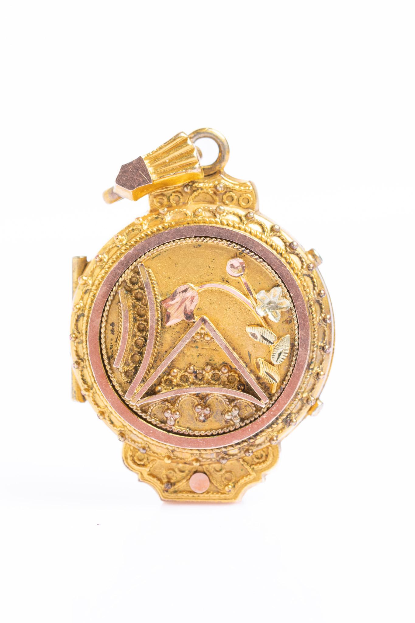 Neoetrusco Antico medaglione vittoriano in oro 9ct e metallo giallo in vendita