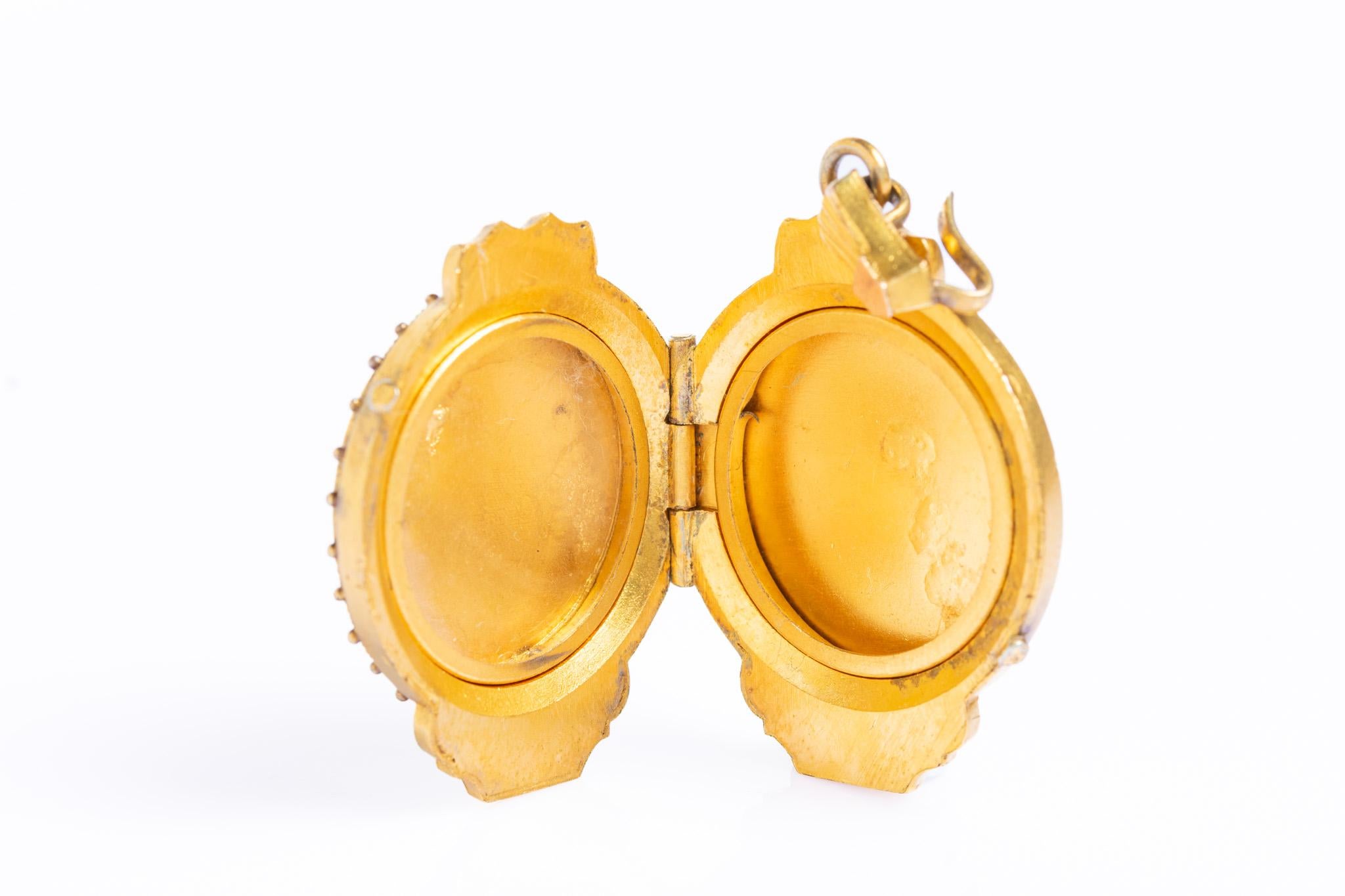 Antico medaglione vittoriano in oro 9ct e metallo giallo in vendita 1