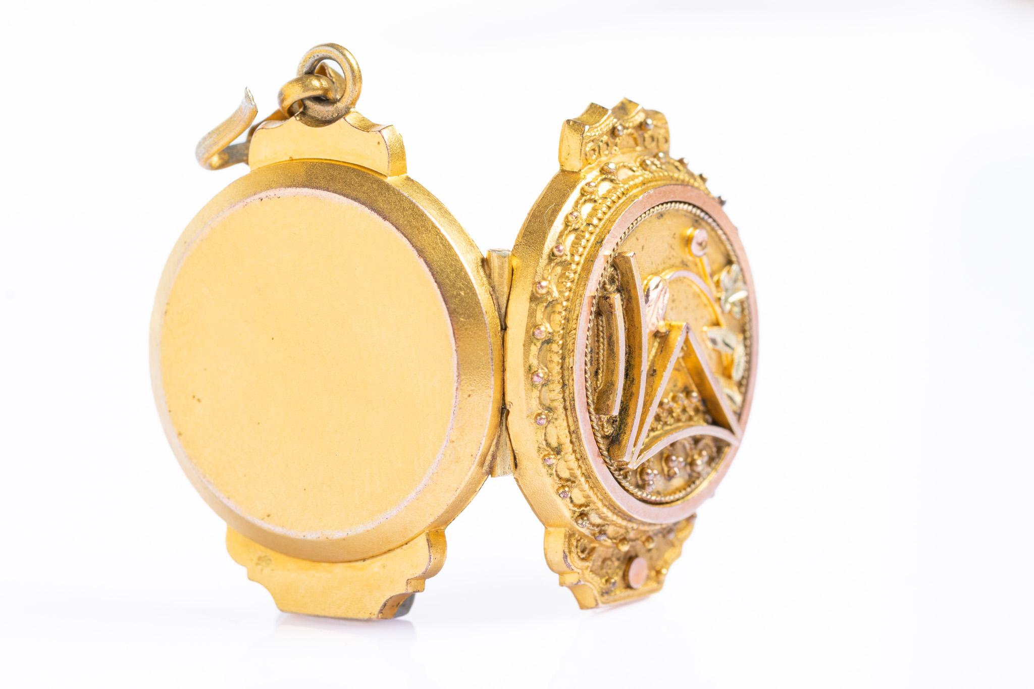 Antico medaglione vittoriano in oro 9ct e metallo giallo in vendita 2