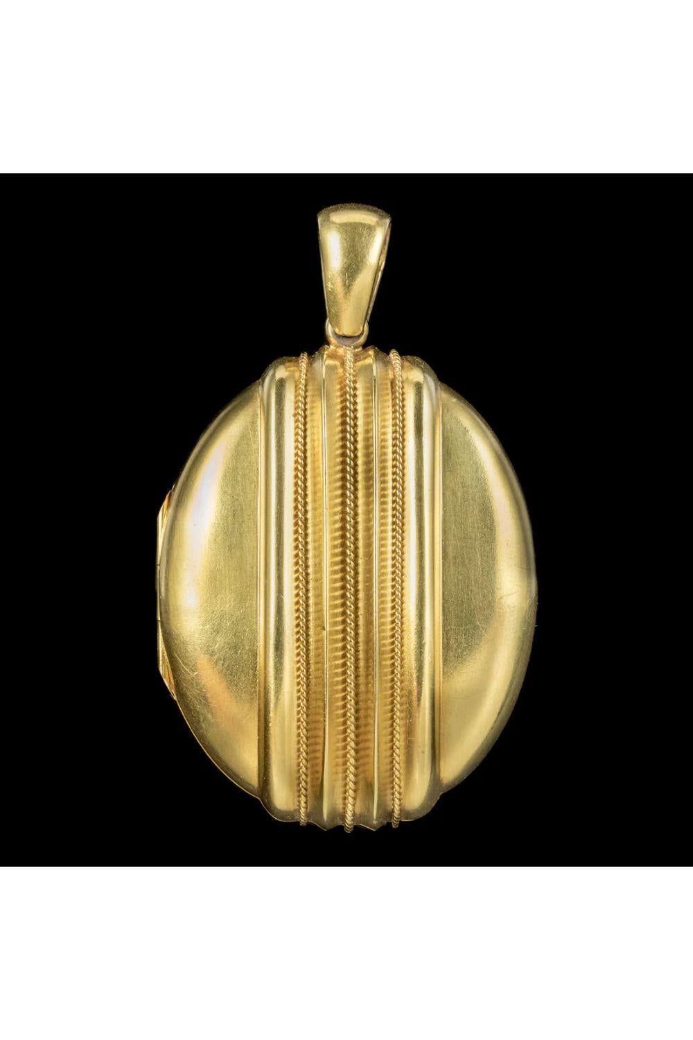 Ein exquisites antikes etruskisches Medaillon aus der späten viktorianischen Ära, gefertigt aus massivem 18-karätigem Gelbgold mit einem gerippten Mittelteil, der mit Seildetails versehen ist.  

Die Stücke des etruskischen Revivals wurden Mitte des