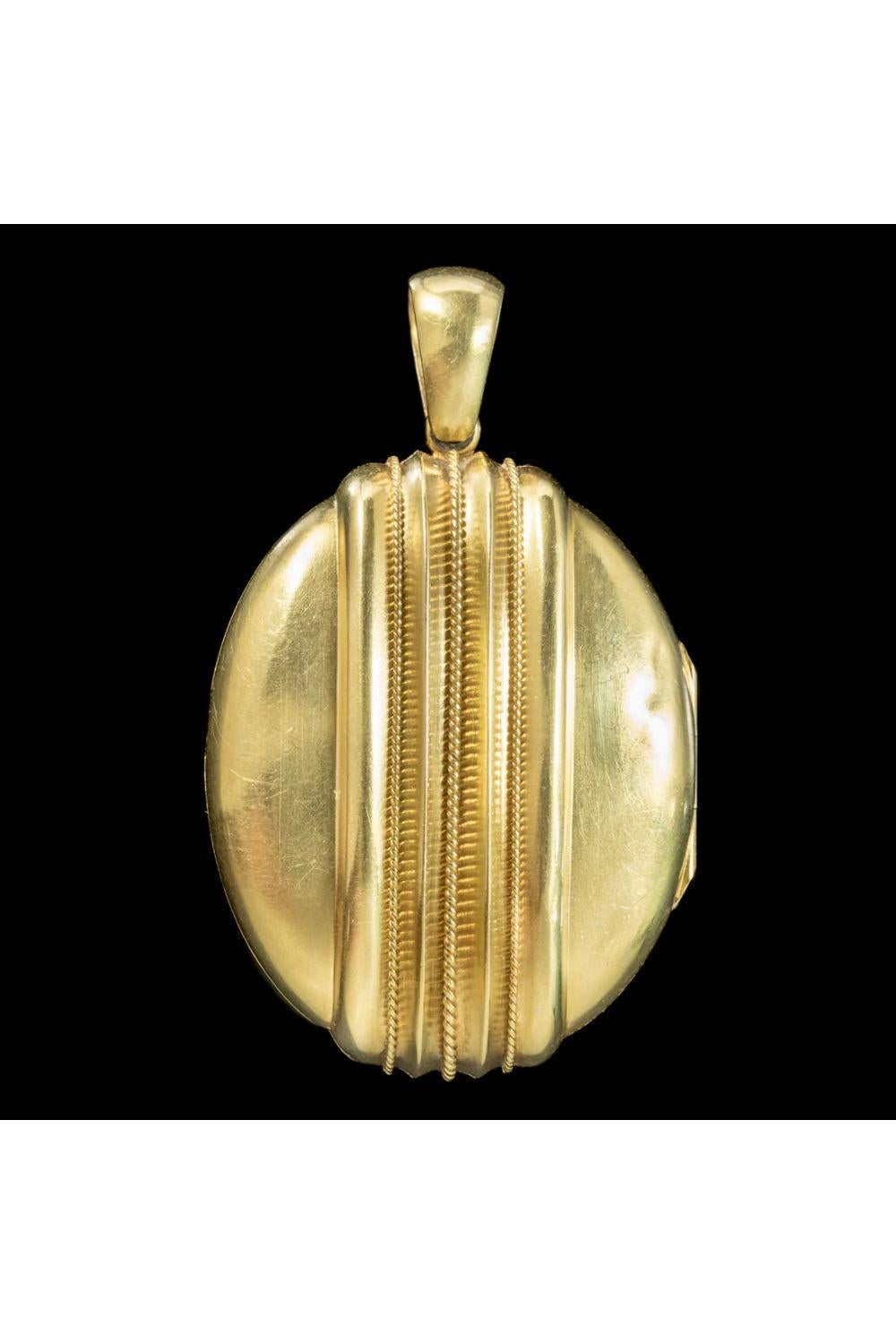 Antikes viktorianisches Medaillon im etruskischen Revival aus 18 Karat Gold, um 1880-1900 (Viktorianisch) im Angebot
