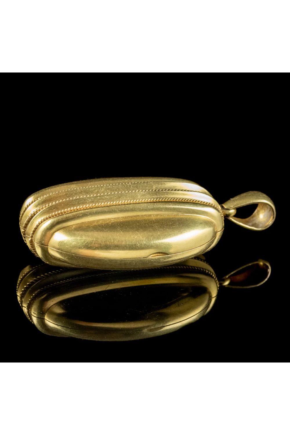 Antikes viktorianisches Medaillon im etruskischen Revival aus 18 Karat Gold, um 1880-1900 im Zustand „Gut“ im Angebot in Kendal, GB