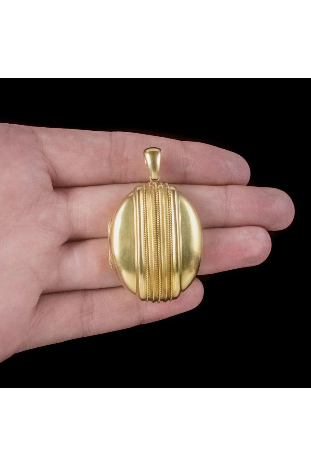 Antikes viktorianisches Medaillon im etruskischen Revival aus 18 Karat Gold, um 1880-1900 im Angebot 1