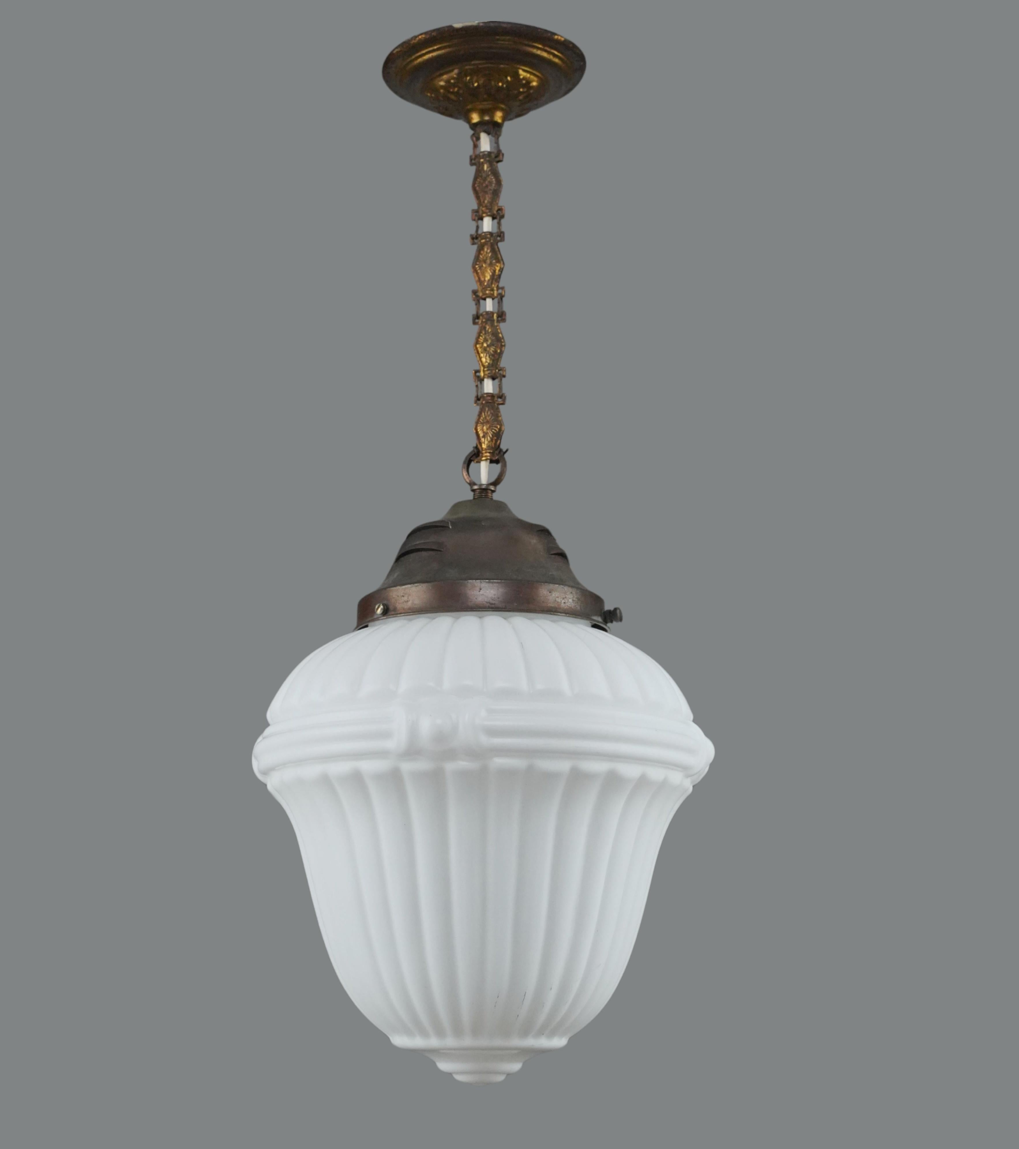 Antica lampada a sospensione in stile vittoriano con globo in vetro bianco scanalato e catena e baldacchino in ottone. Richiede una lampadina standard di tipo Edison a base media. Pulito e restaurato. Il globo presenta un'usura superficiale. Uno
