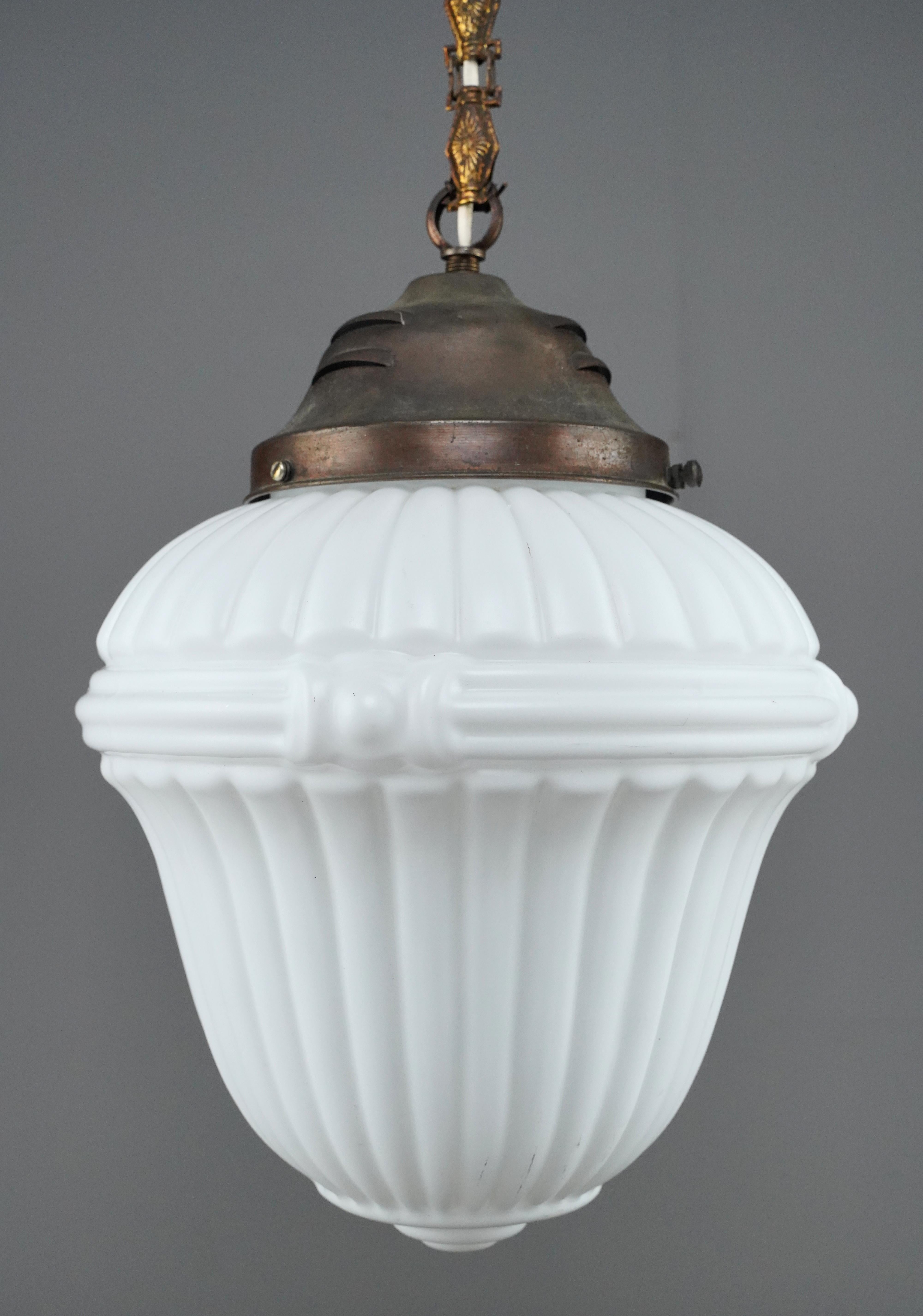 Europeo Antica lampada a sospensione vittoriana europea in vetro lattiginoso in ottone in vendita