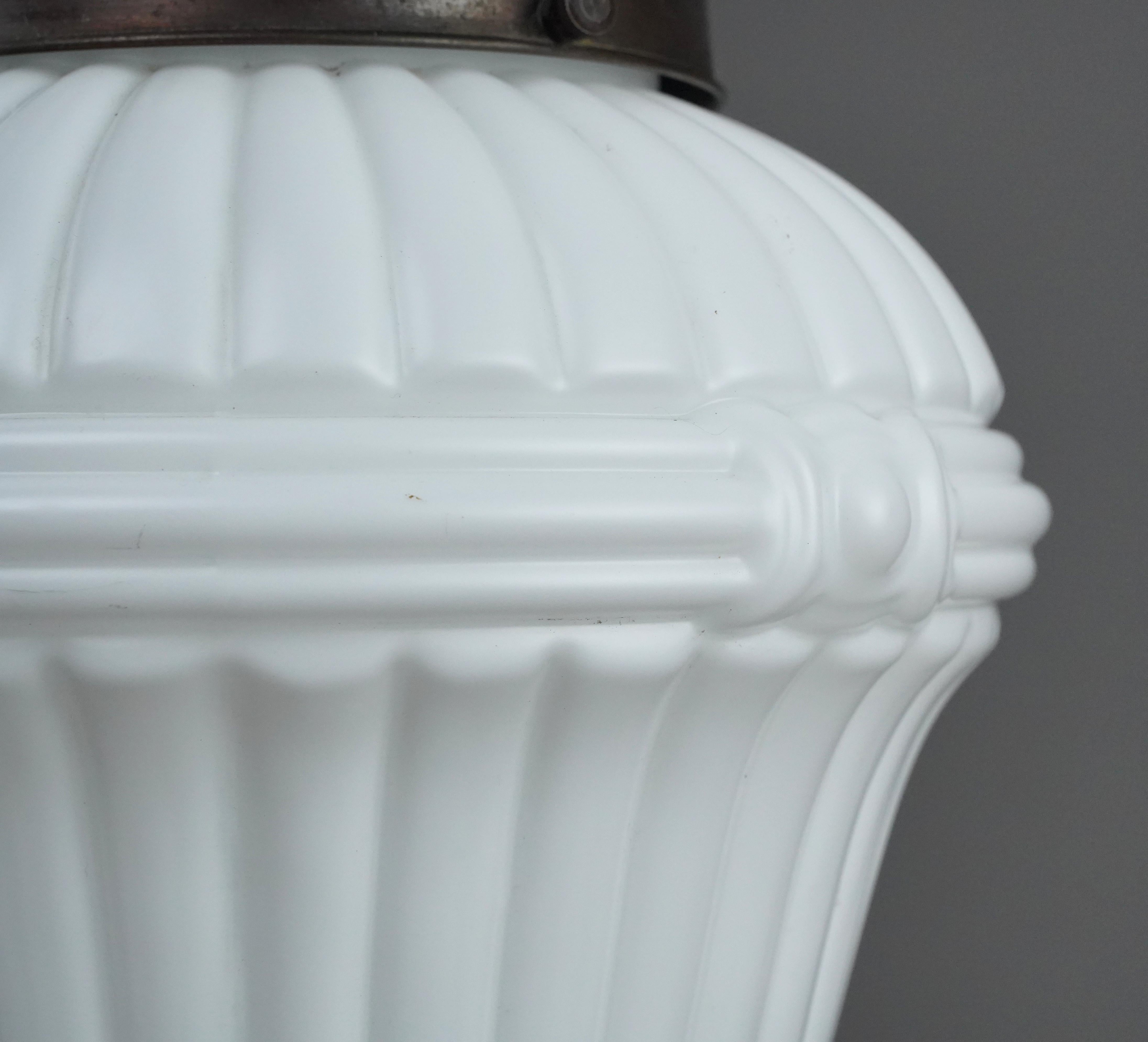 Antica lampada a sospensione vittoriana europea in vetro lattiginoso in ottone In condizioni buone in vendita a New York, NY